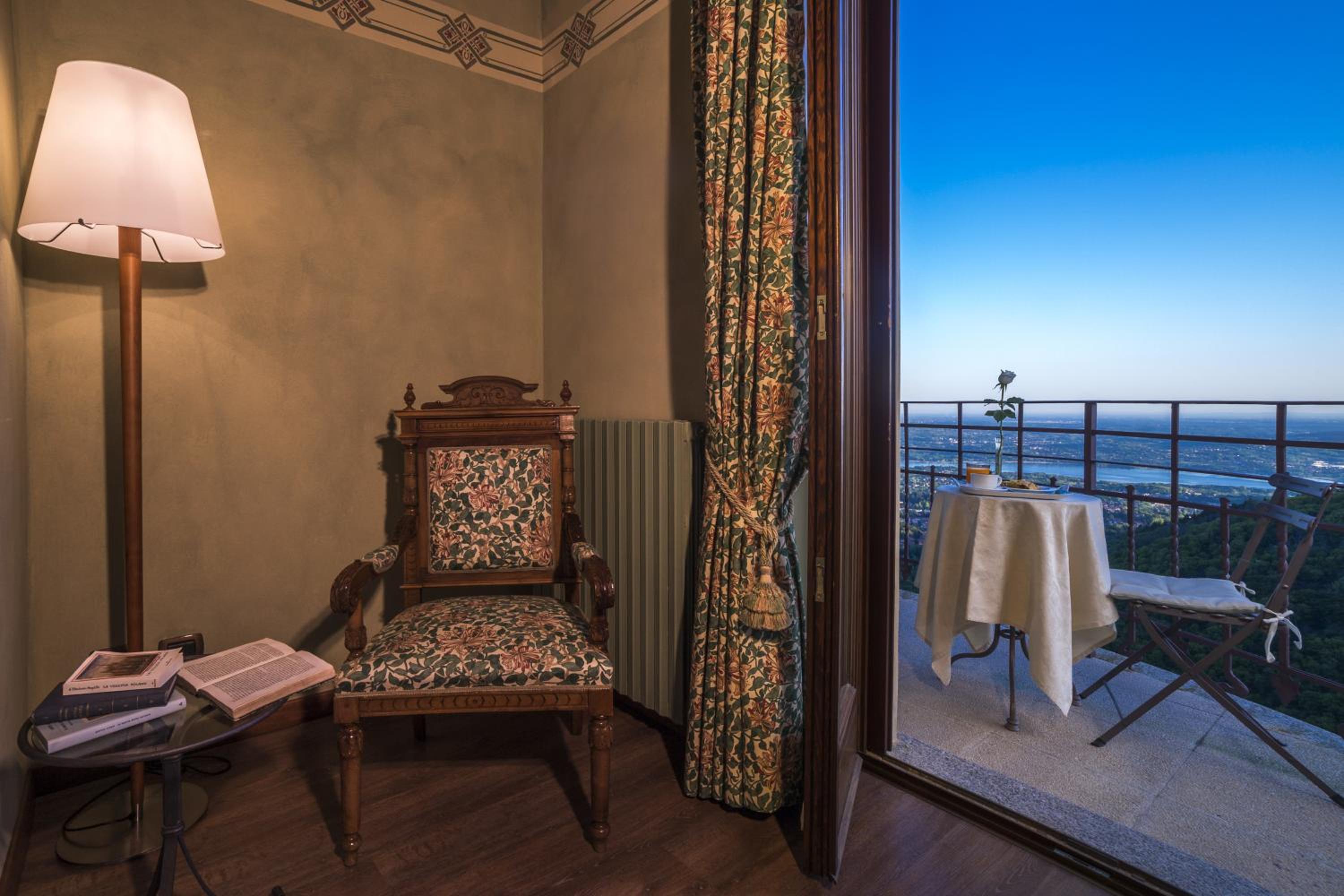 Double Room with Balcony - Photo 9