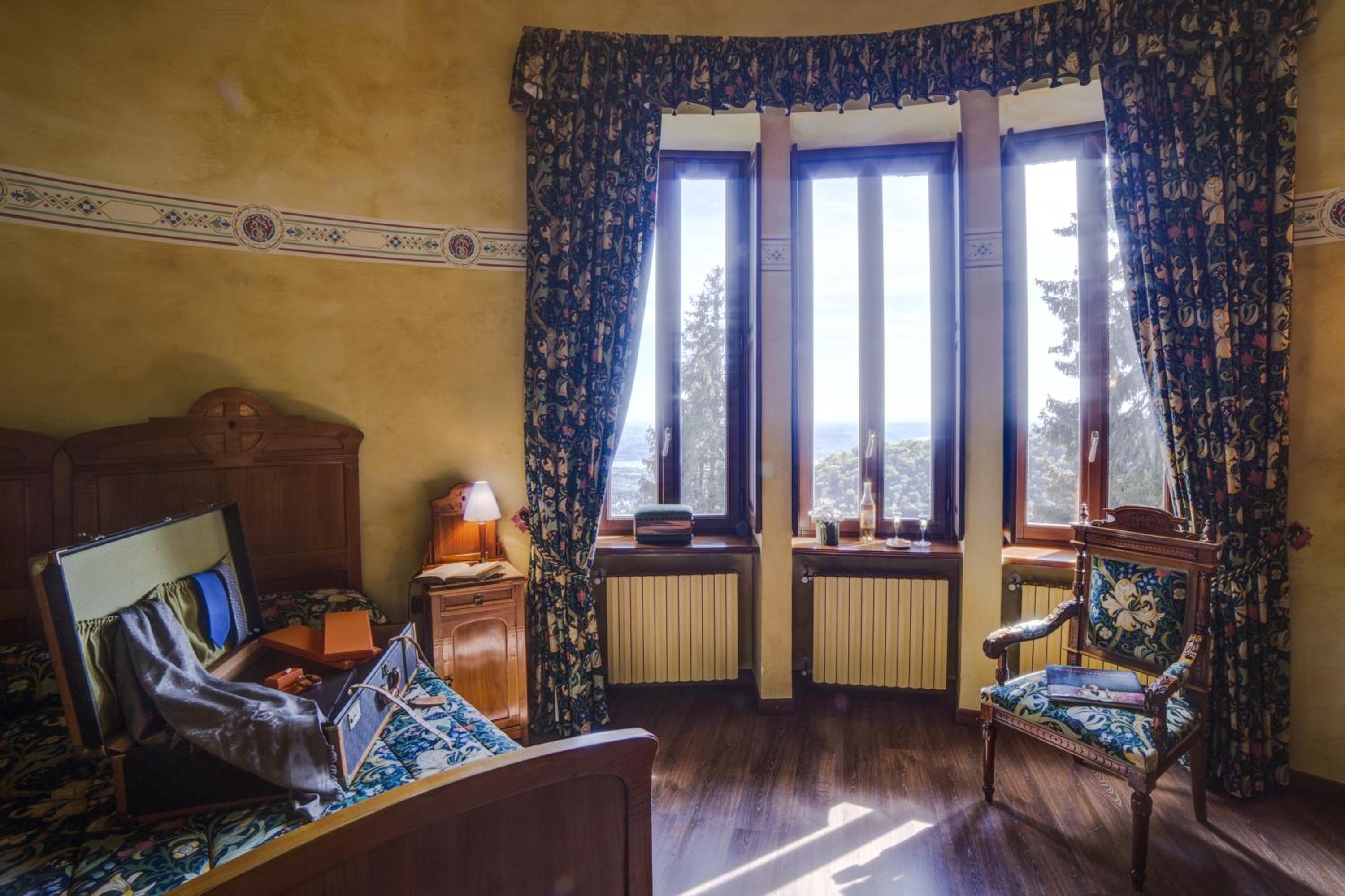 Suite - Split Level - Photo 12