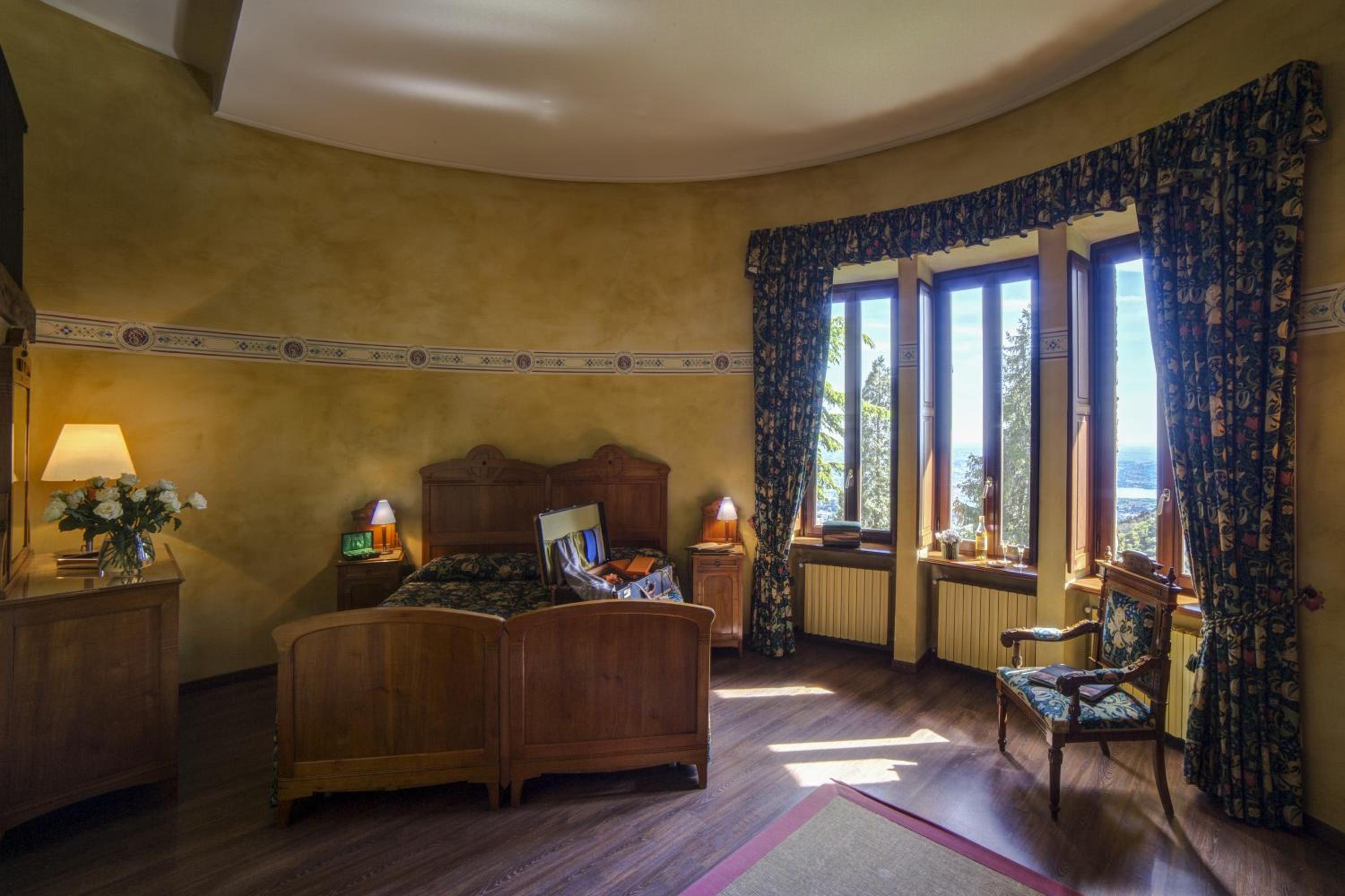 Suite - Split Level - Photo 11