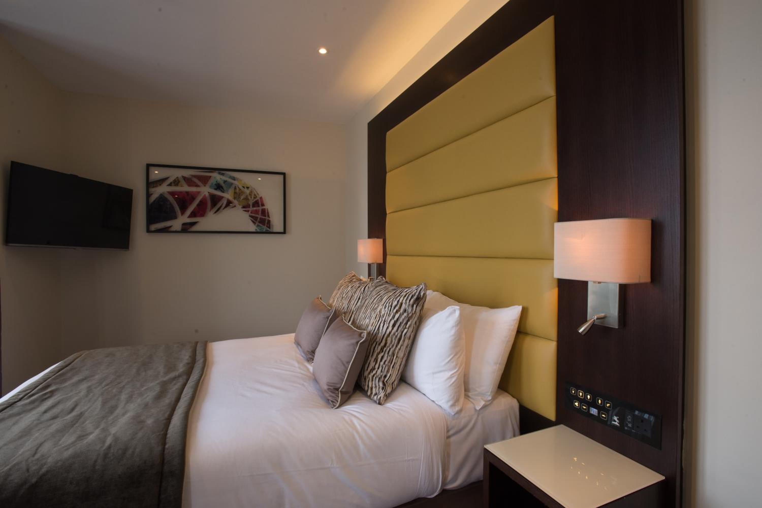 Deluxe Double or Twin Room thumbnail 5
