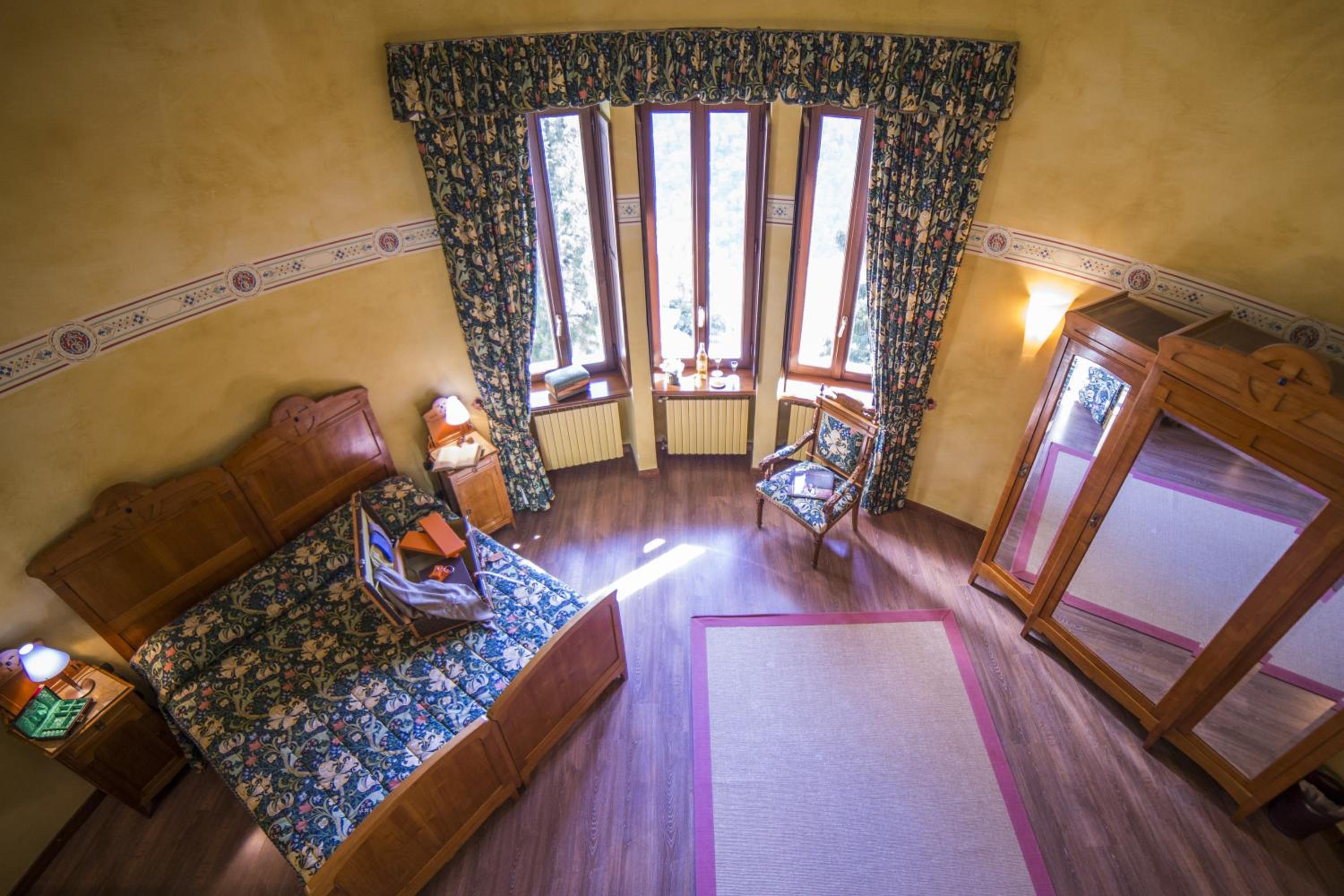 Suite - Split Level - Photo 9