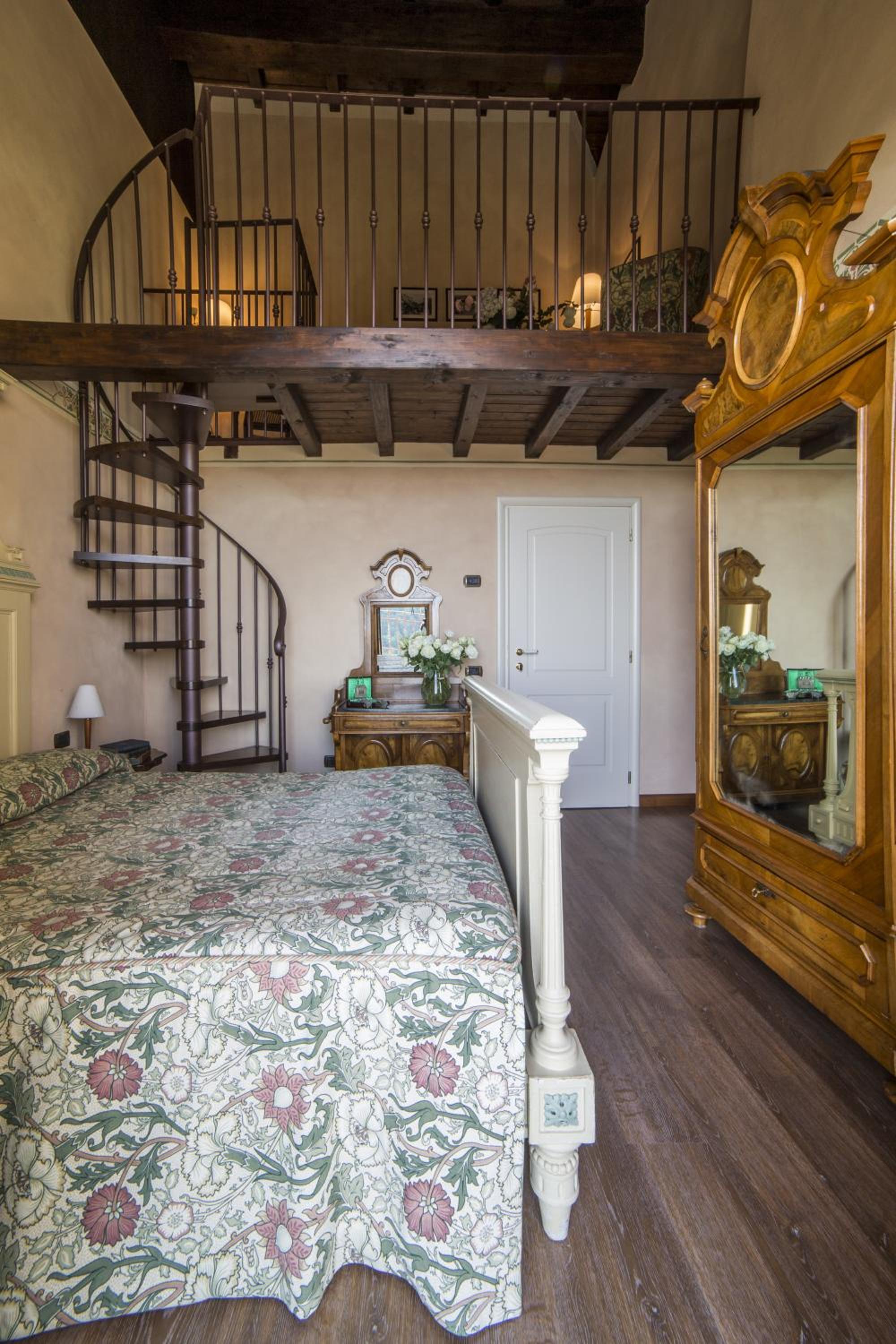 Double Room with Balcony - Photo 6