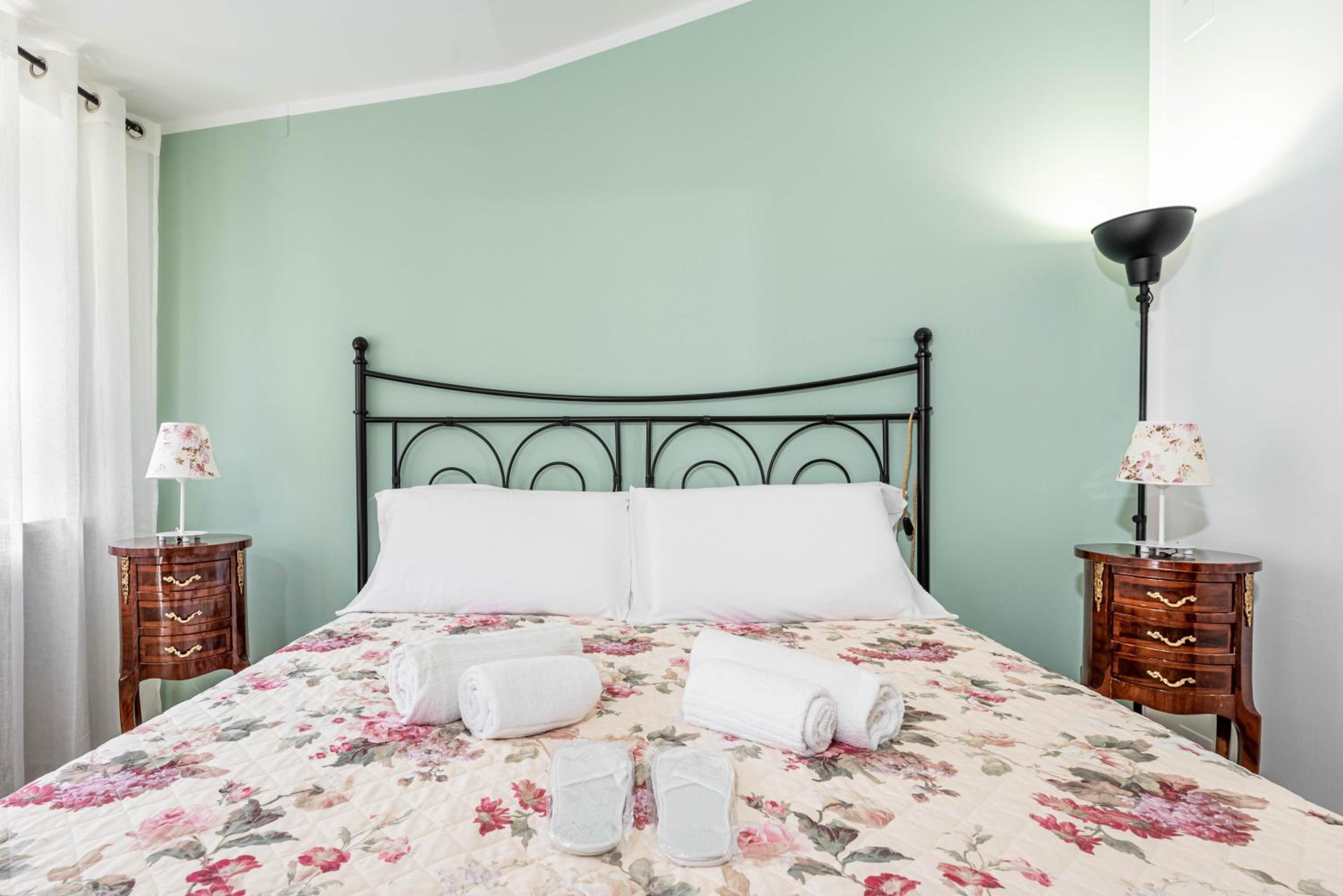 Double Room with Balcony - Photo 12