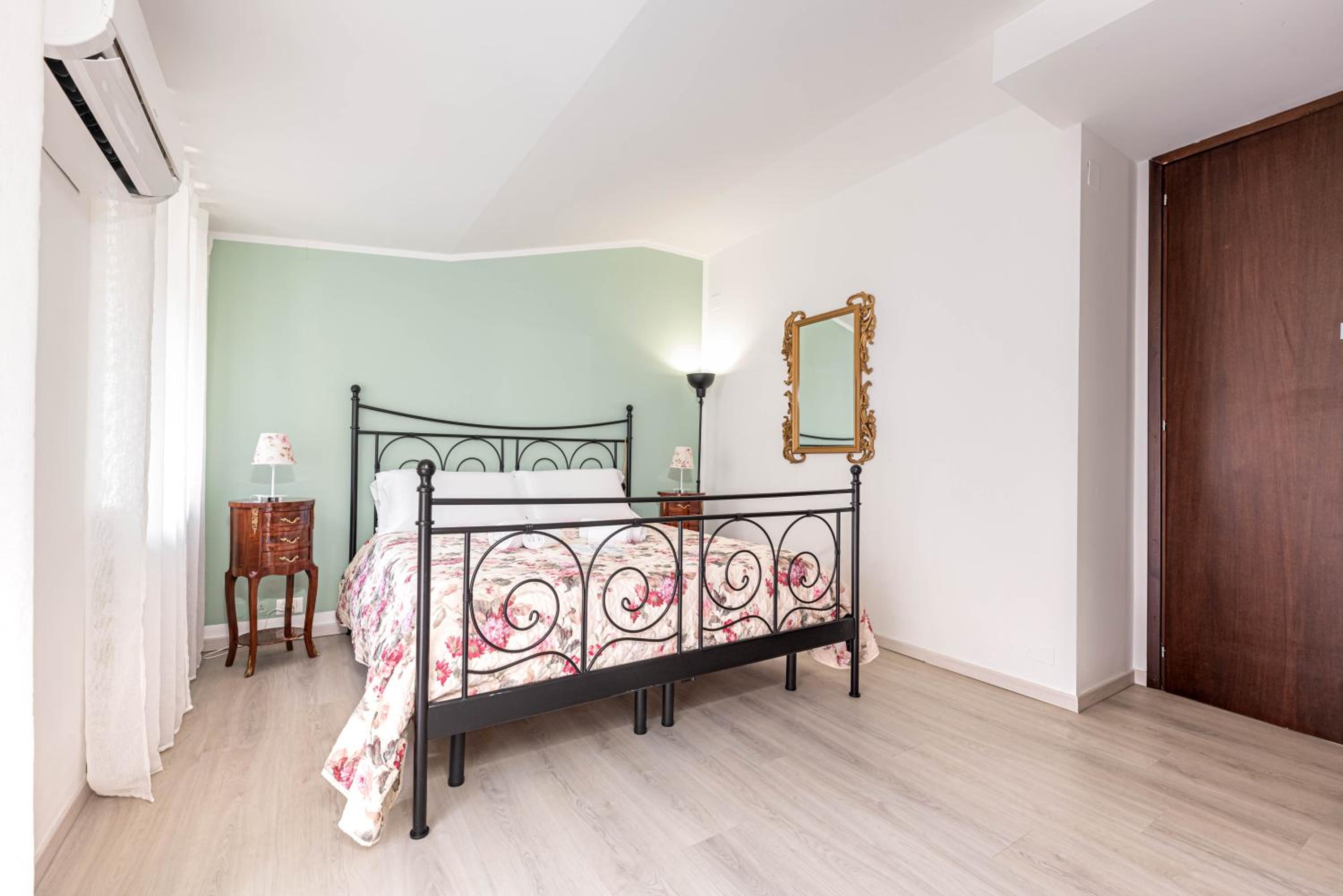 Double Room with Balcony - Photo 3