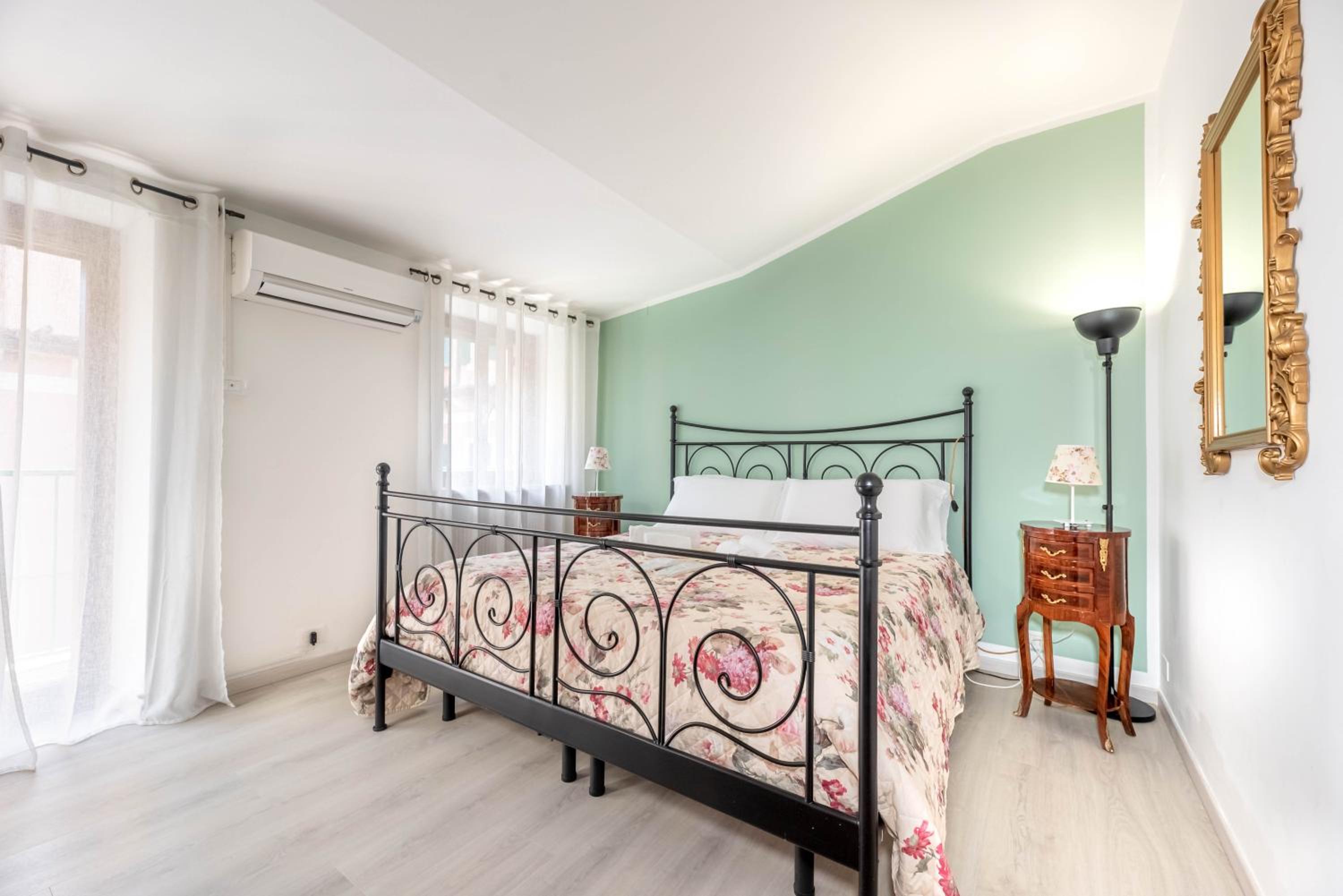 Double Room with Balcony - Photo 6
