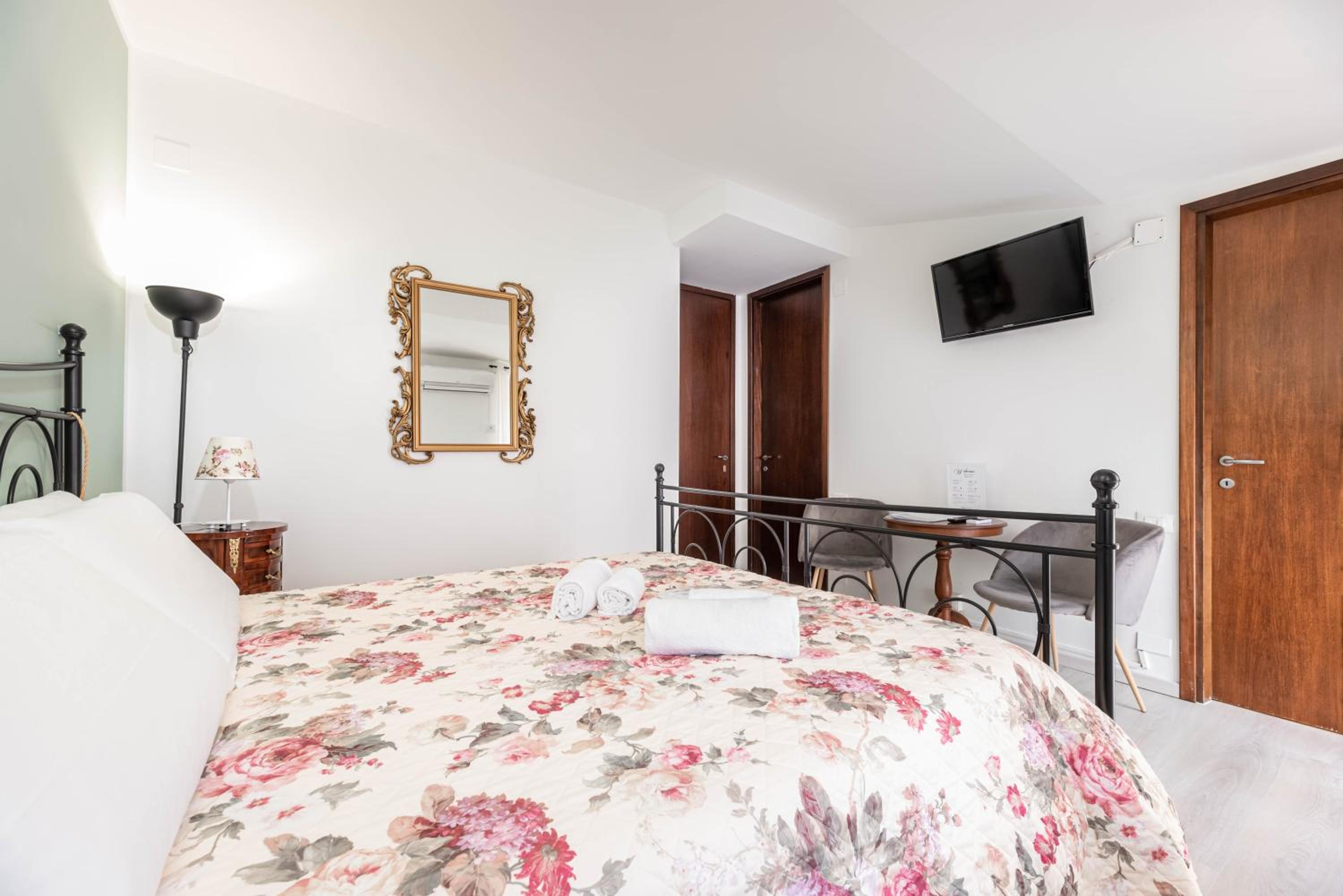 Double Room with Balcony - Photo 5