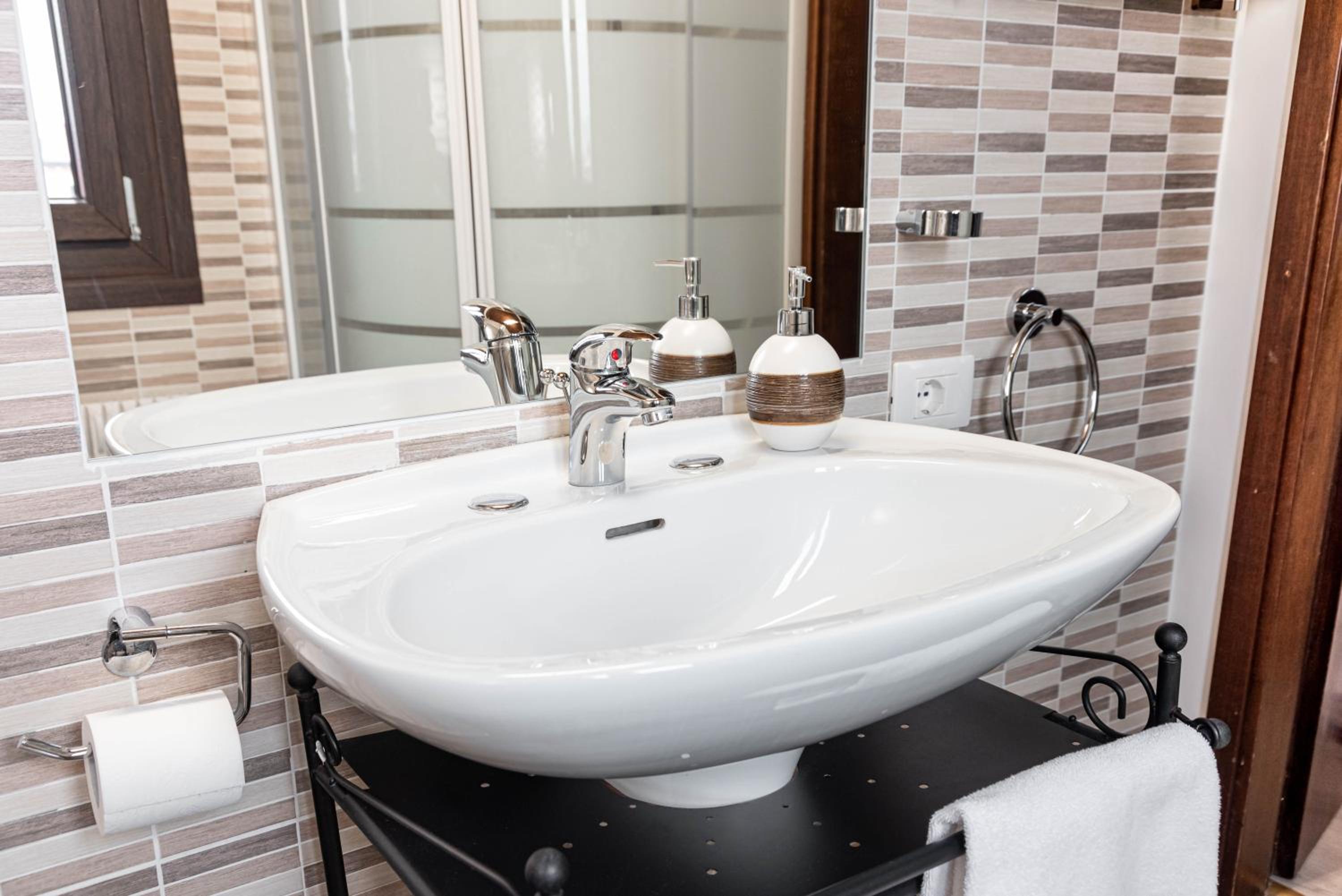 Double Room with Balcony - Photo 8