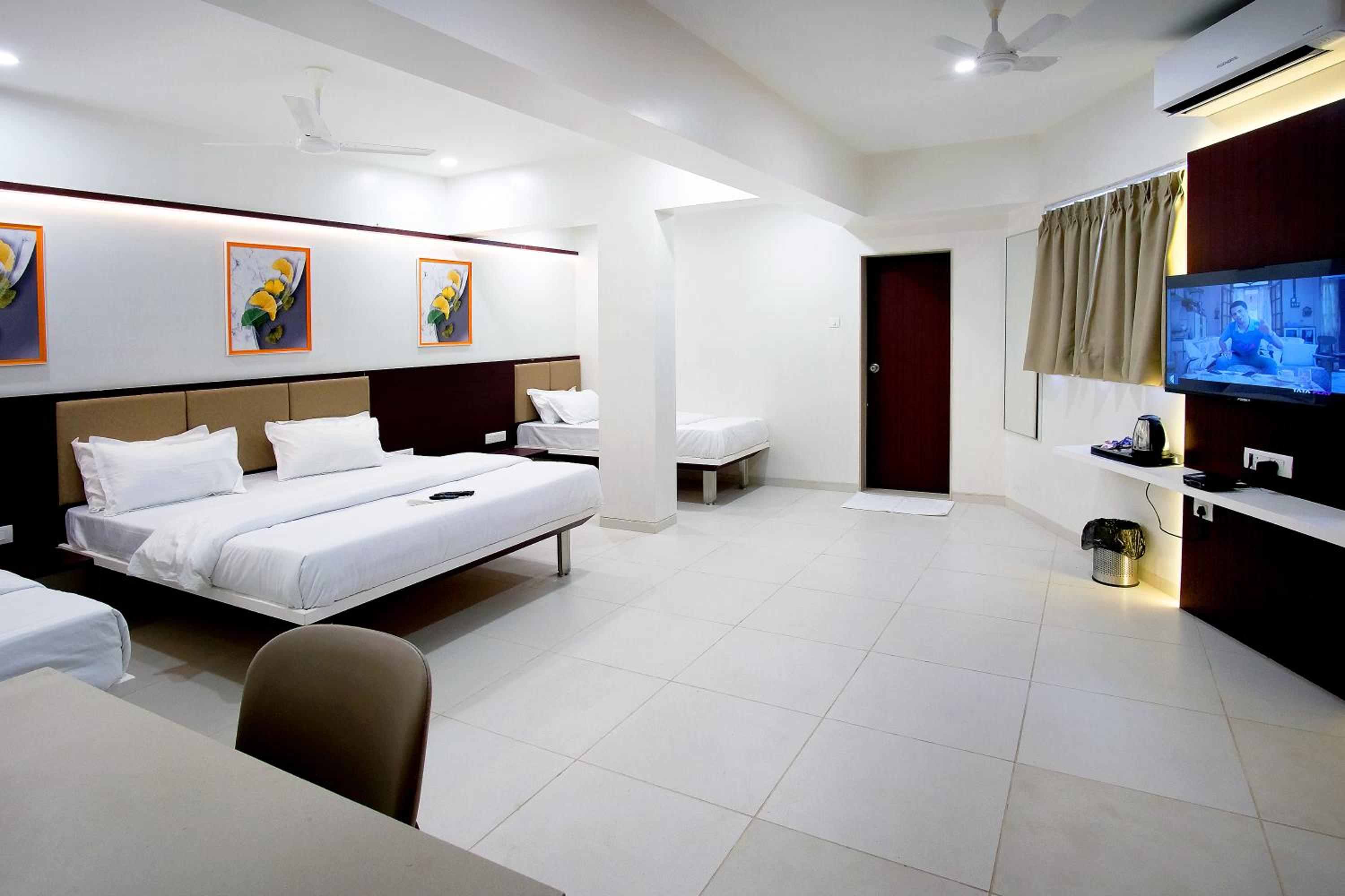 Deluxe Family Room - Photo 2