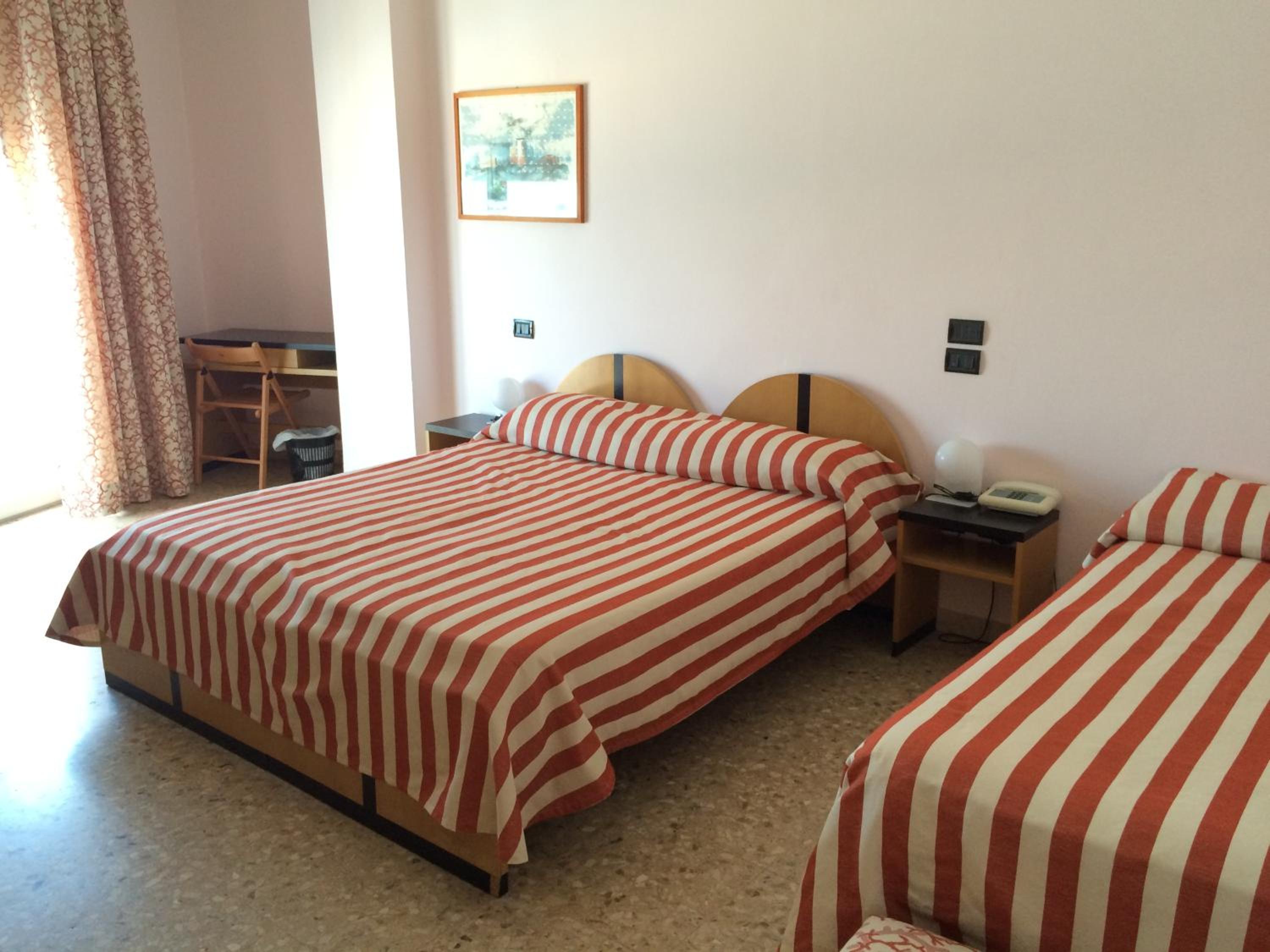 Standard Triple Room with Sea View - Photo 3