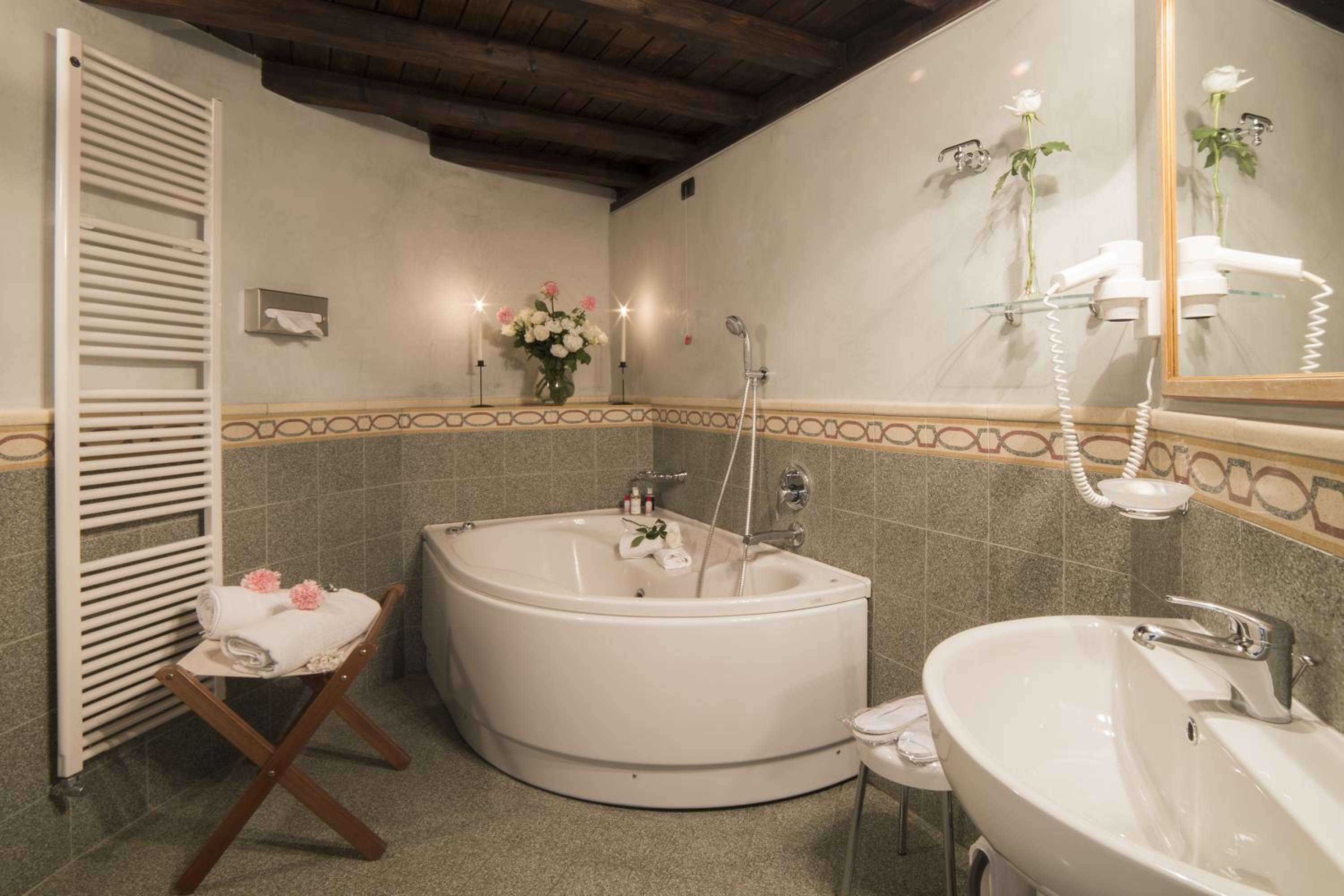 Suite - Split Level - Photo 4