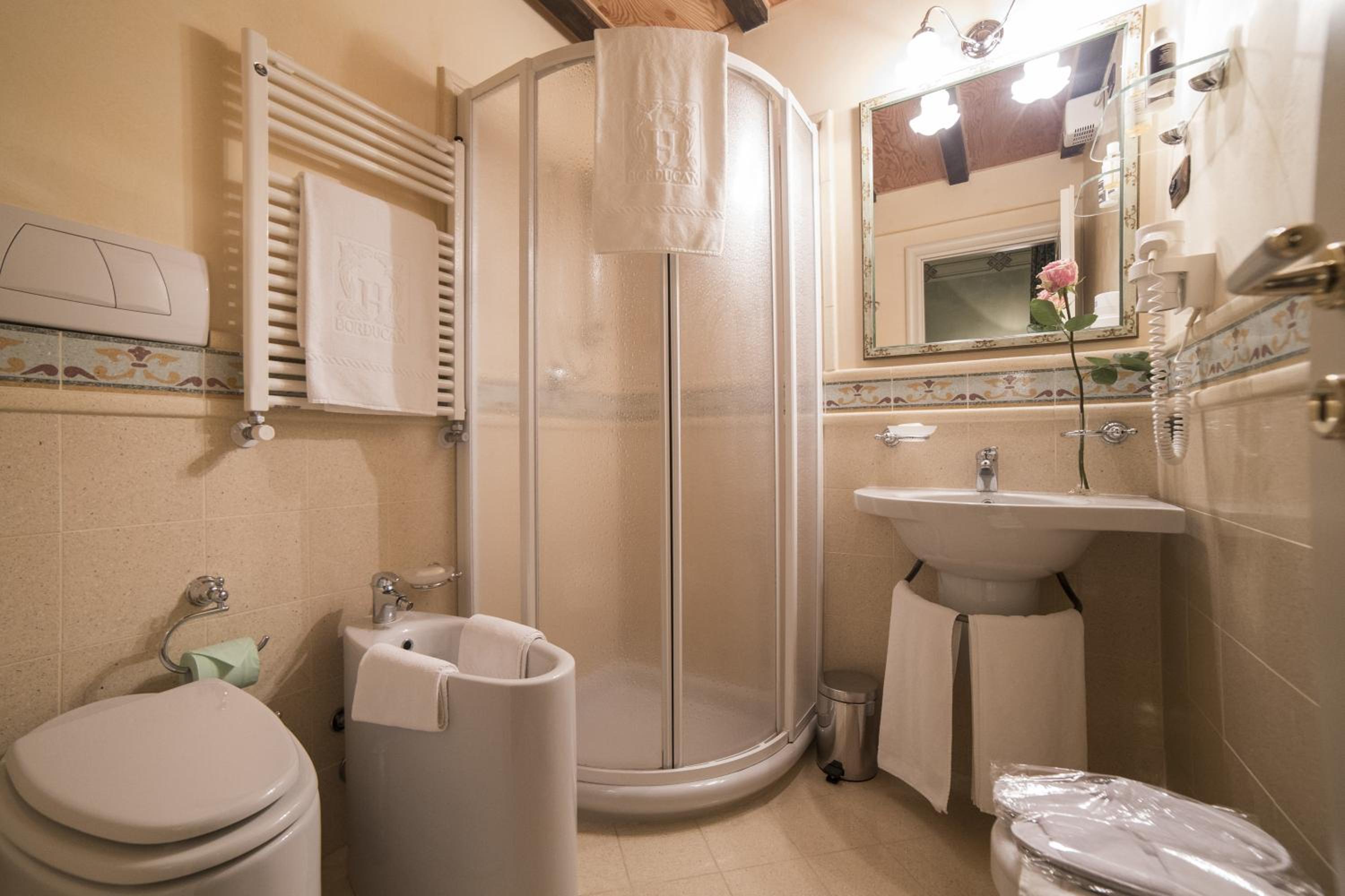 Double Room with Lake View - Photo 8