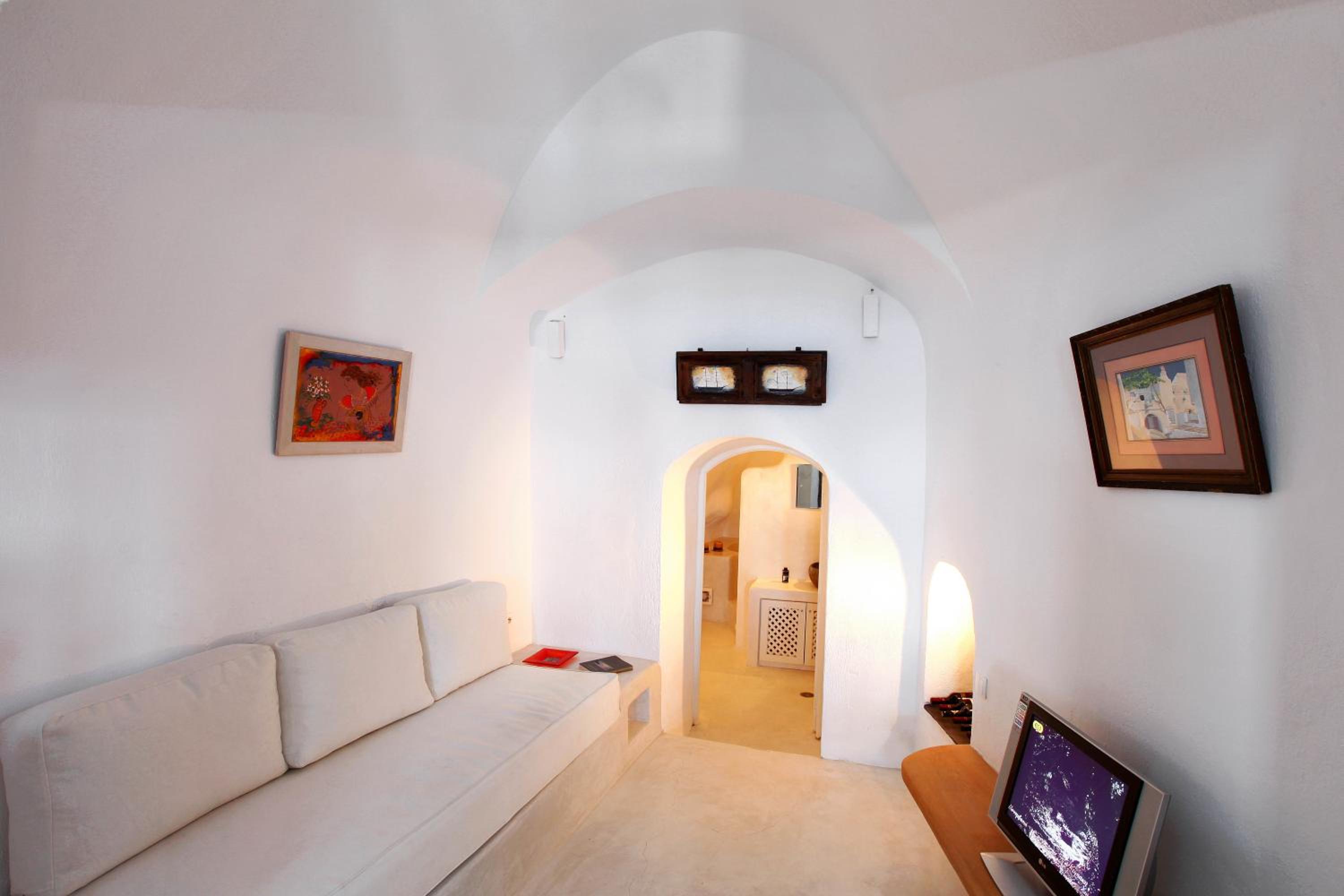 Two-Bedroom Cave House with Caldera View photo 2