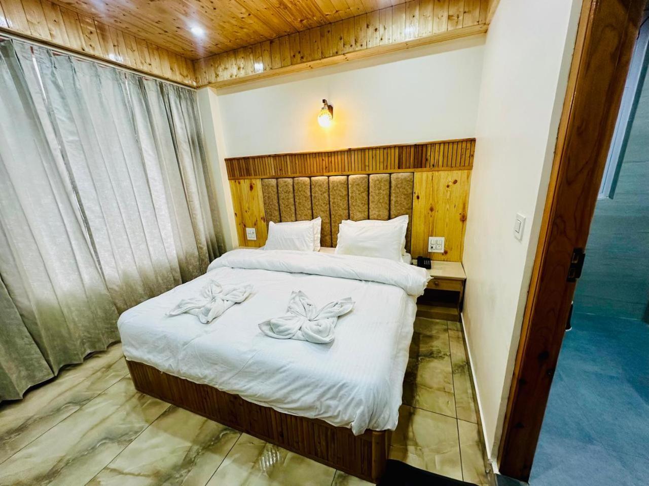 Deluxe Double Room (2 Adults + 1 Child)
