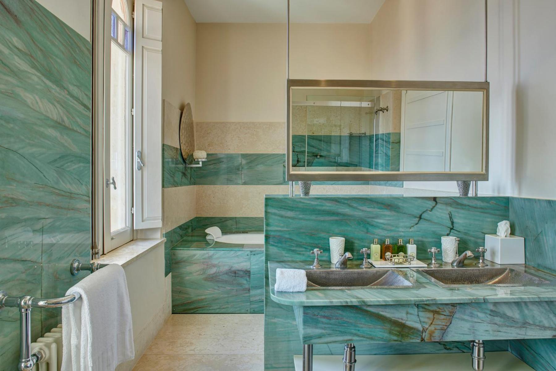 Premium Junior Suite with Sea View - Photo 4