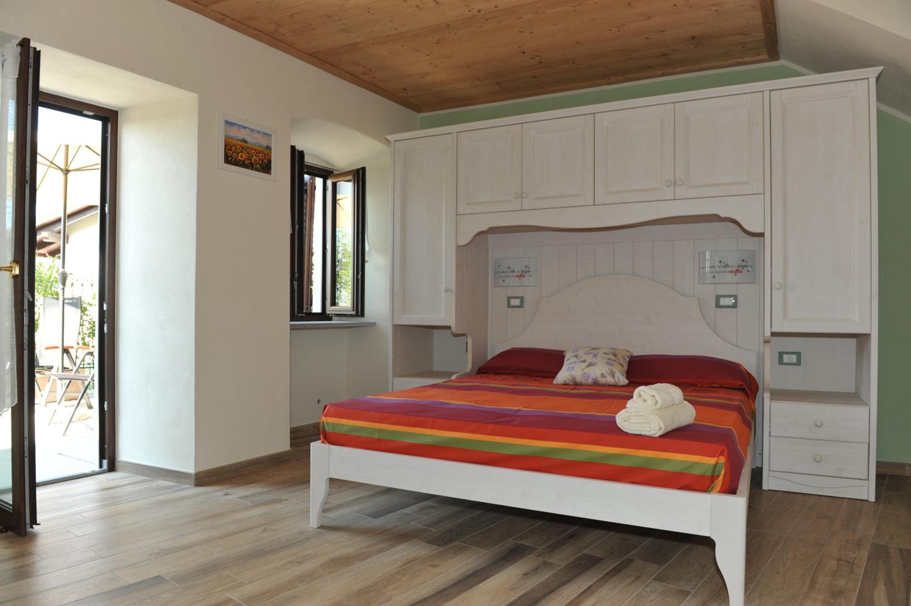 Large Double Room with Shared Bathroom