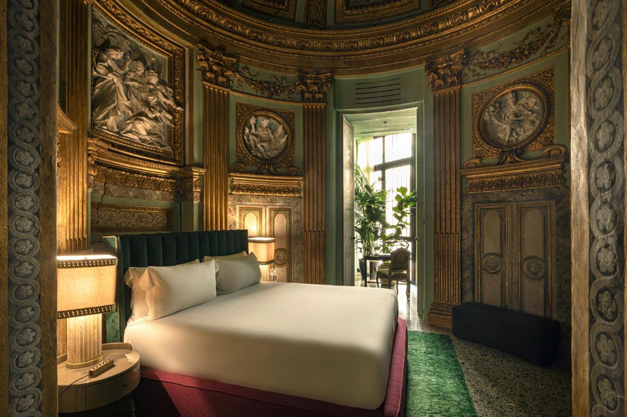 Deluxe King Room photo 1