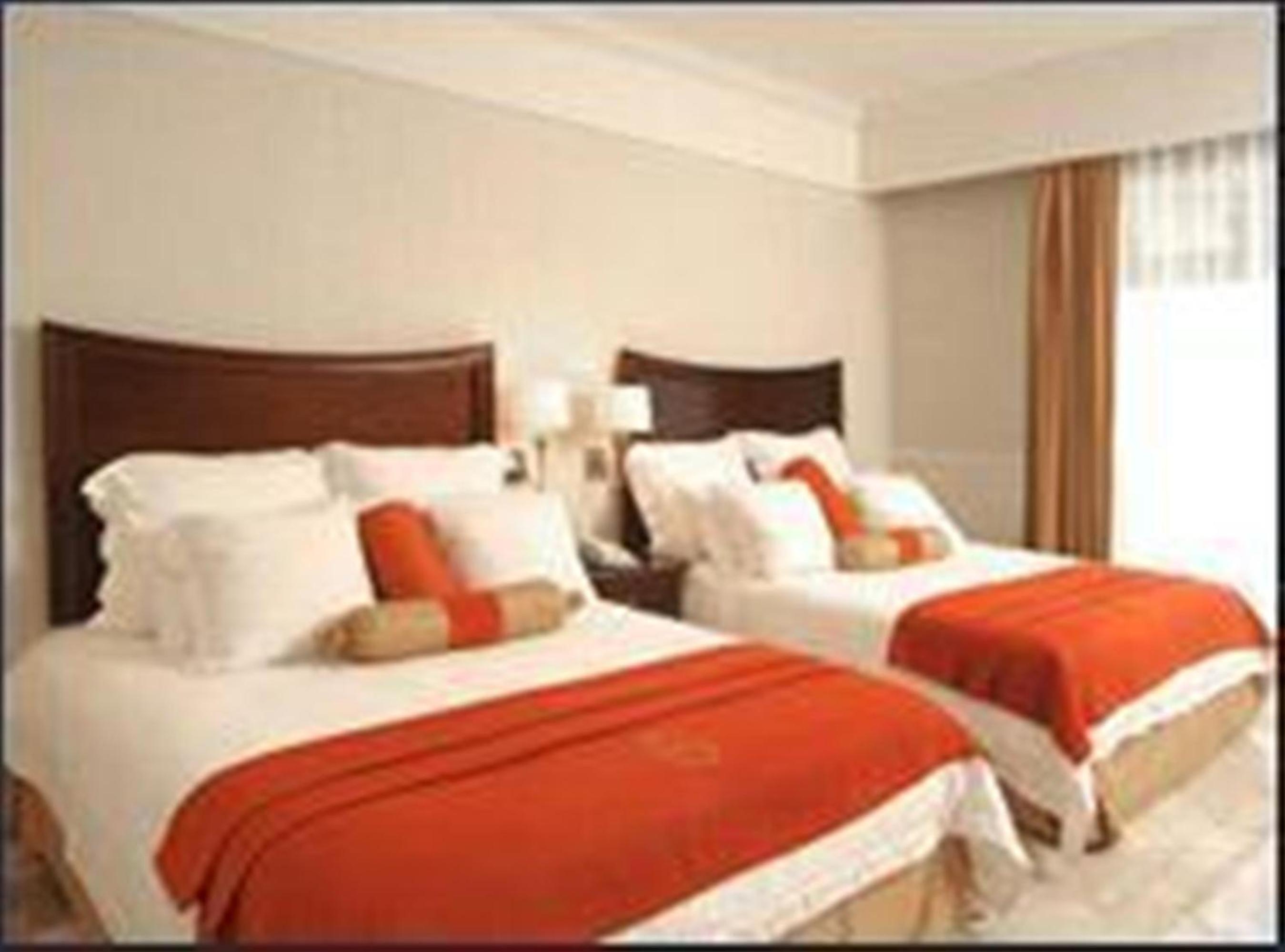 Queen Room with Two Queen Beds - Photo 2