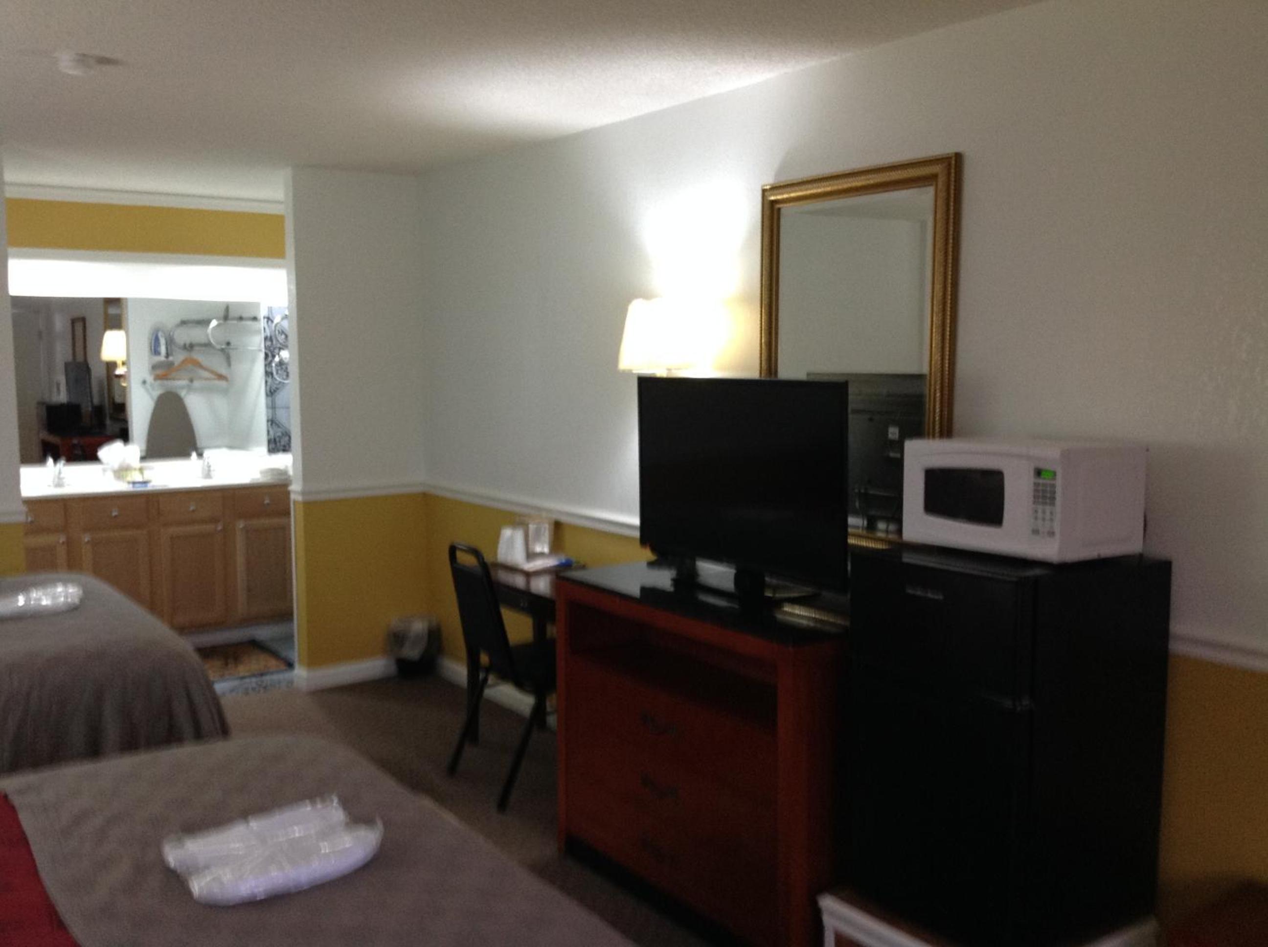 Queen Room with Two Queen Beds - Non-Smoking - Photo 1