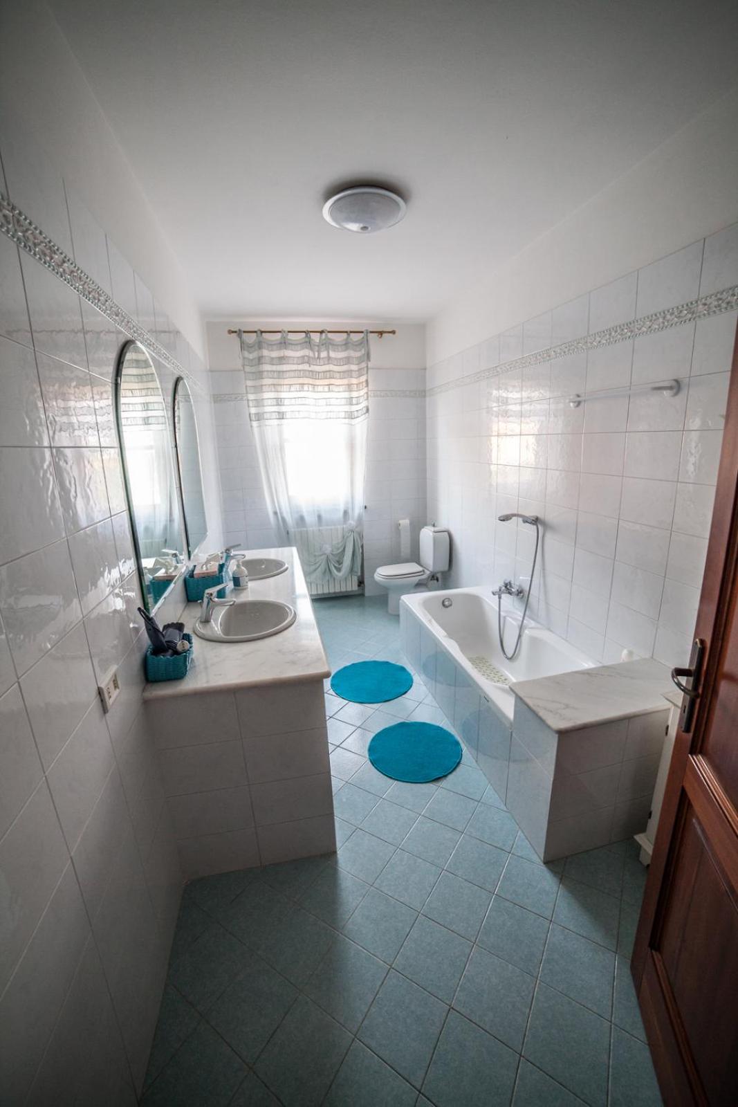 Twin Room With Shared Bathroom photo 2