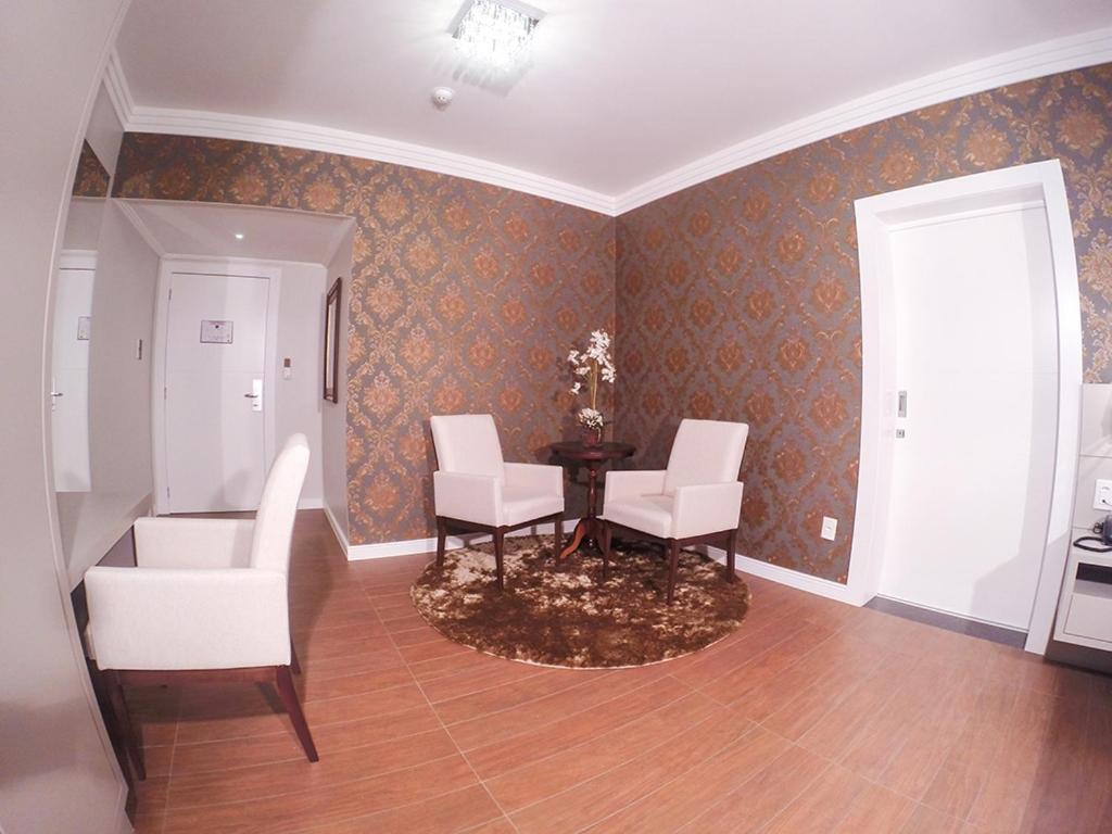 Queen Suite with Spa Bath photo 3