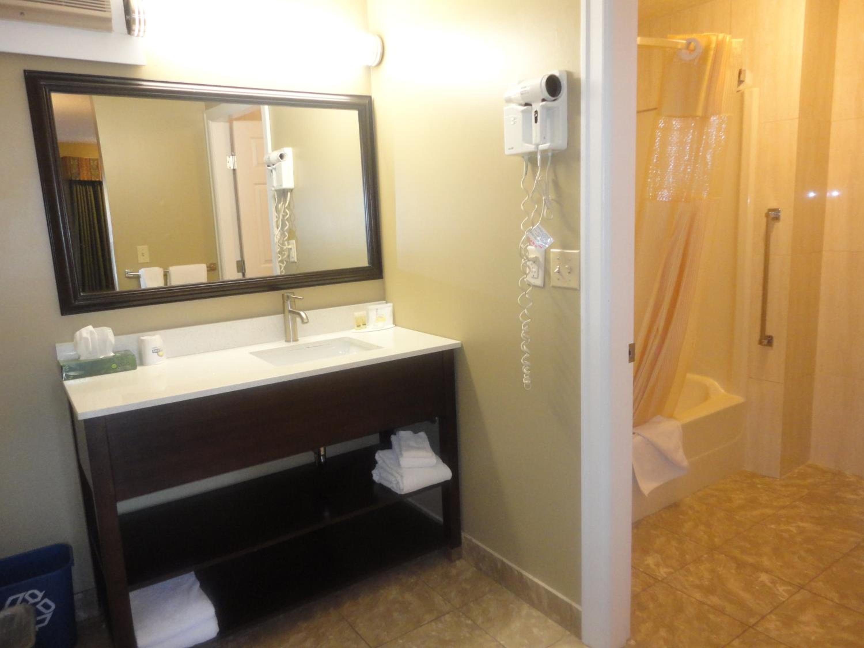 Queen Room - Disability Access - Non-Smoking - Photo 6