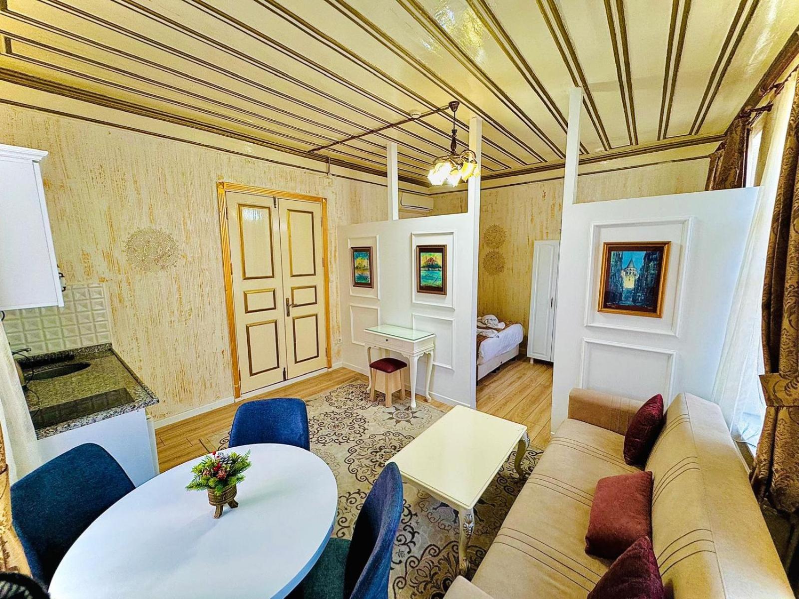 Deluxe Two-Bedroom Suite (6 Adults) With Kitchen photo 2