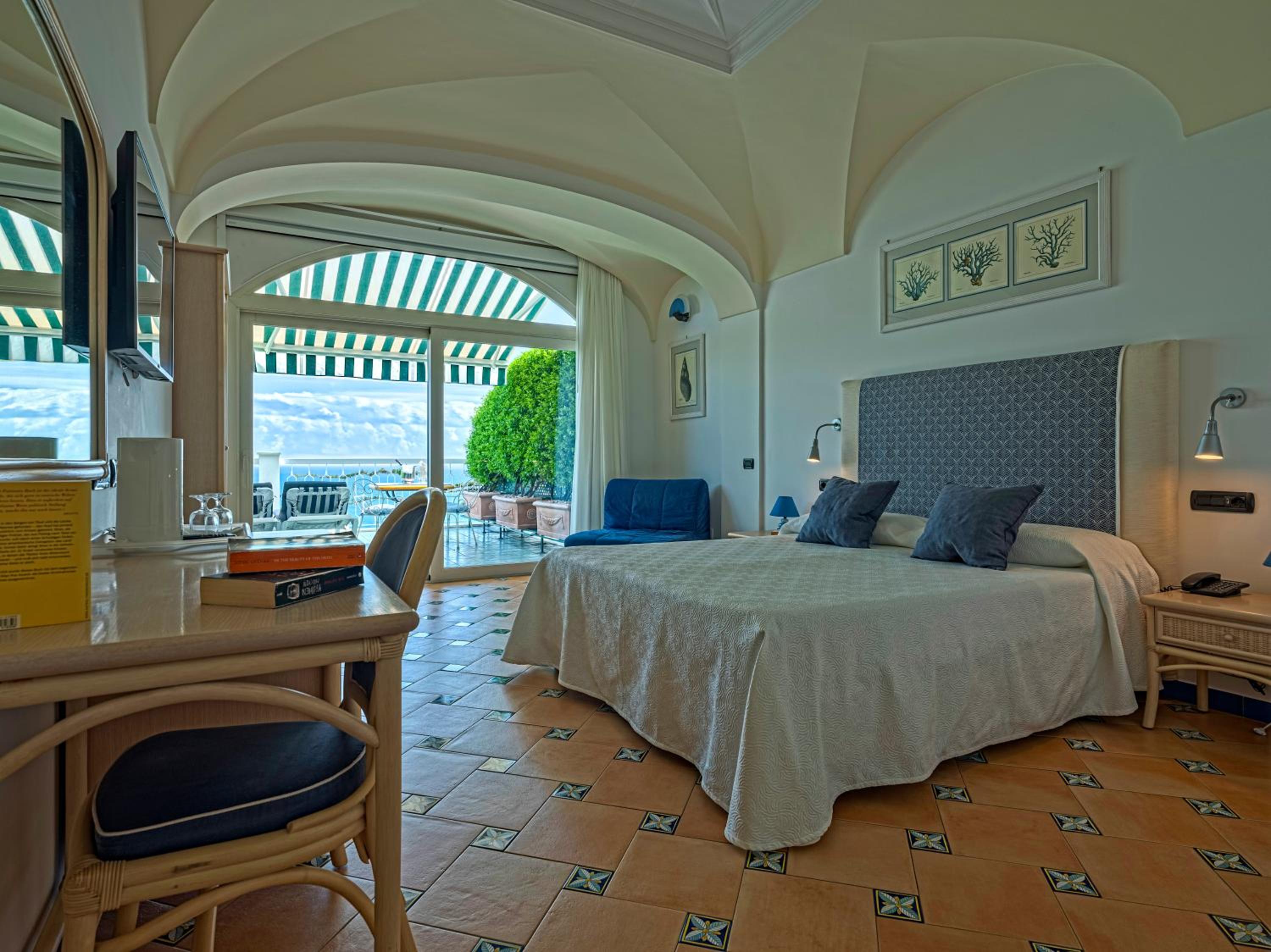 Junior Suite with Sea View (2 Adults) - Photo 16