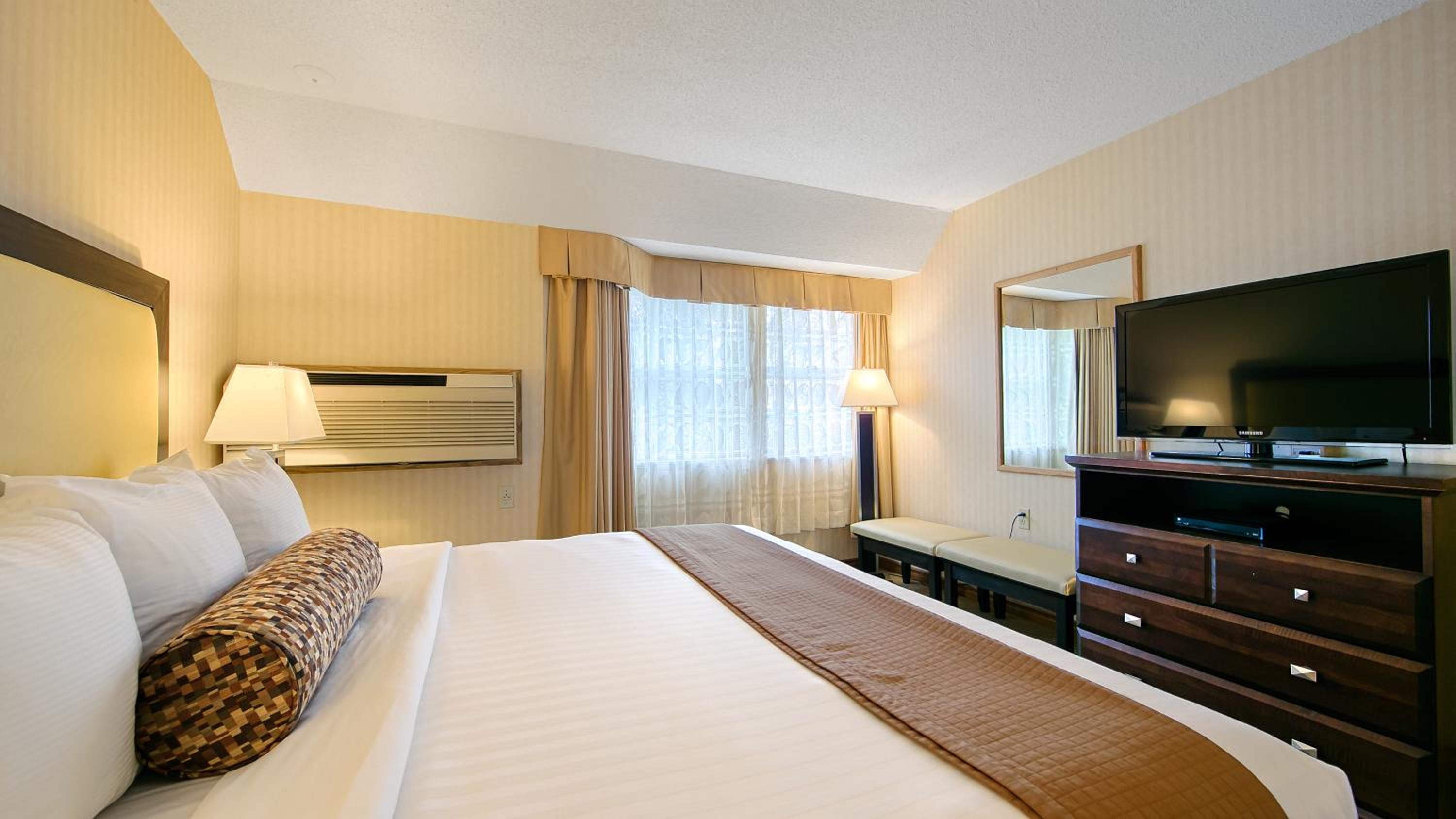 King Suite - Non-Smoking - Photo 4