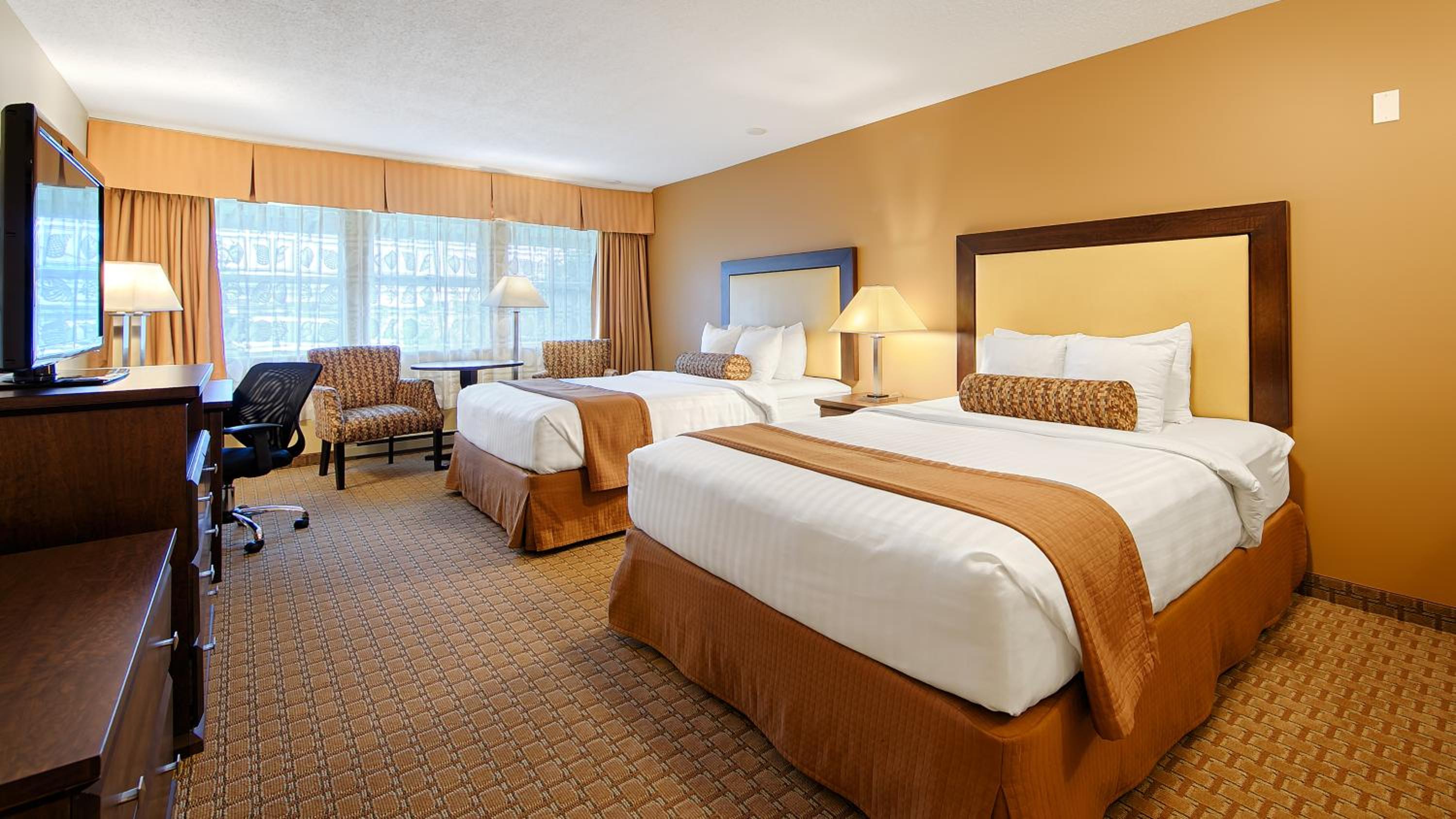 Queen Room with Two Queen Beds - Photo 5