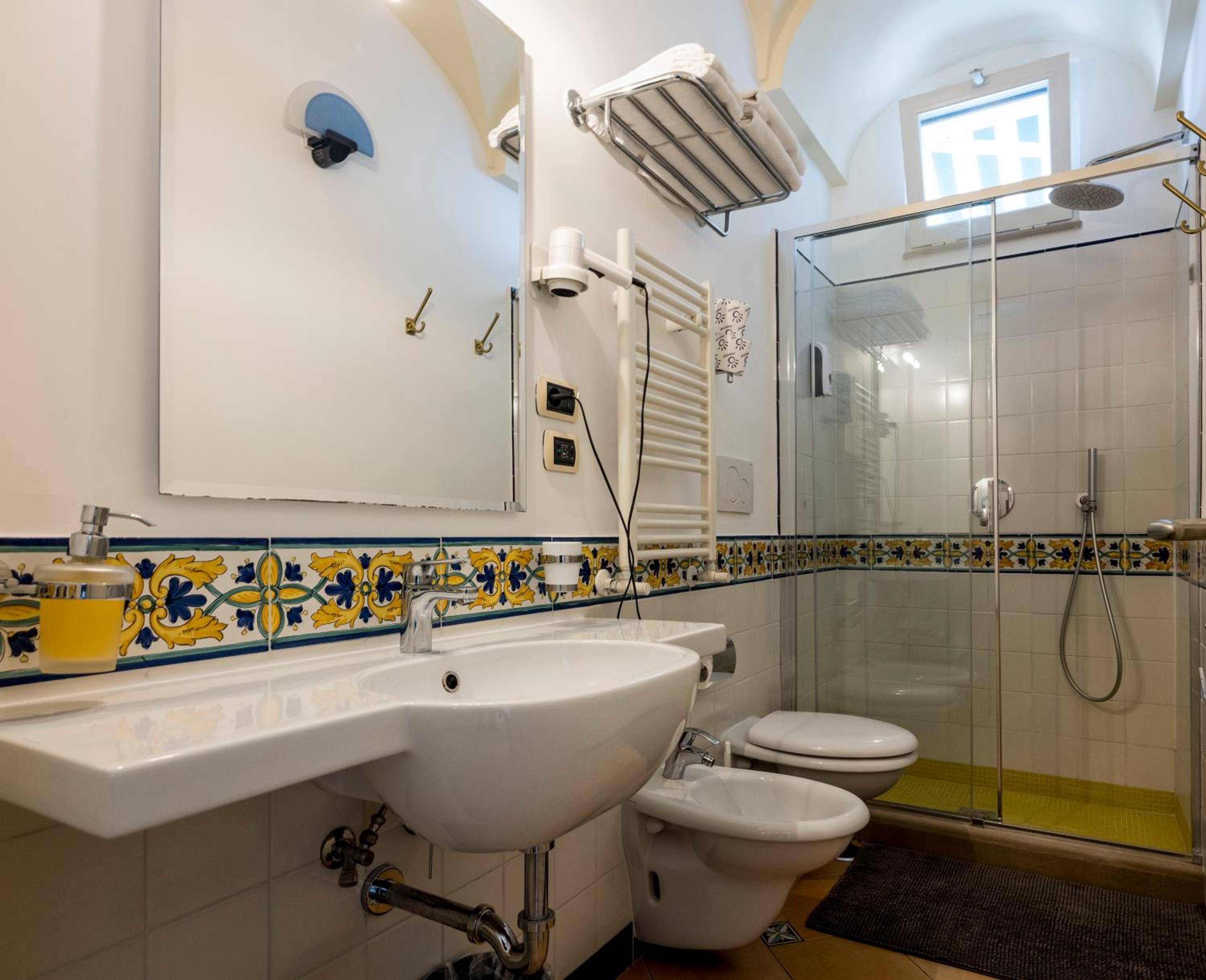 Standard Triple Room without Sea View - Photo 3