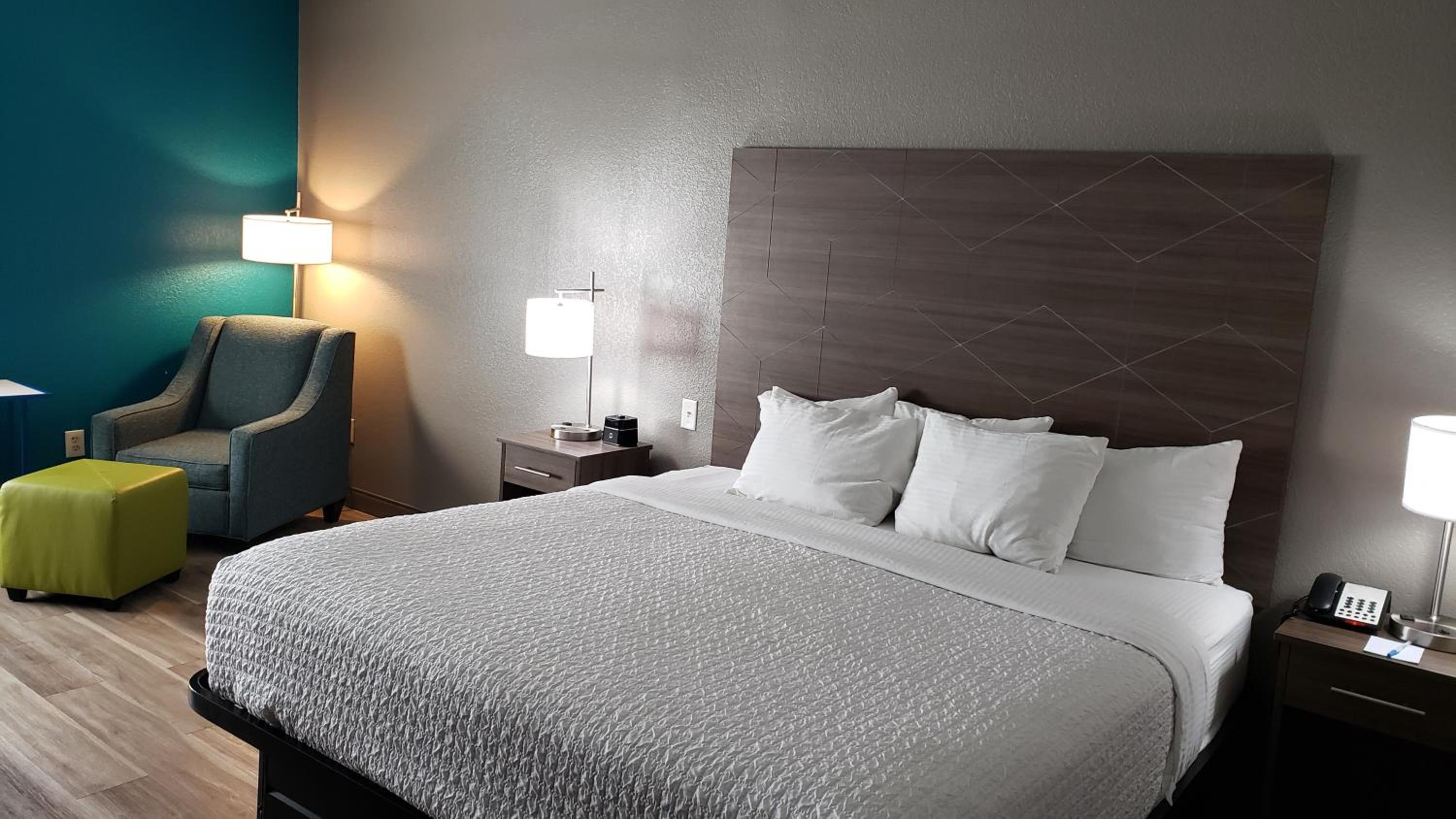 Deluxe King Room - Photo 1