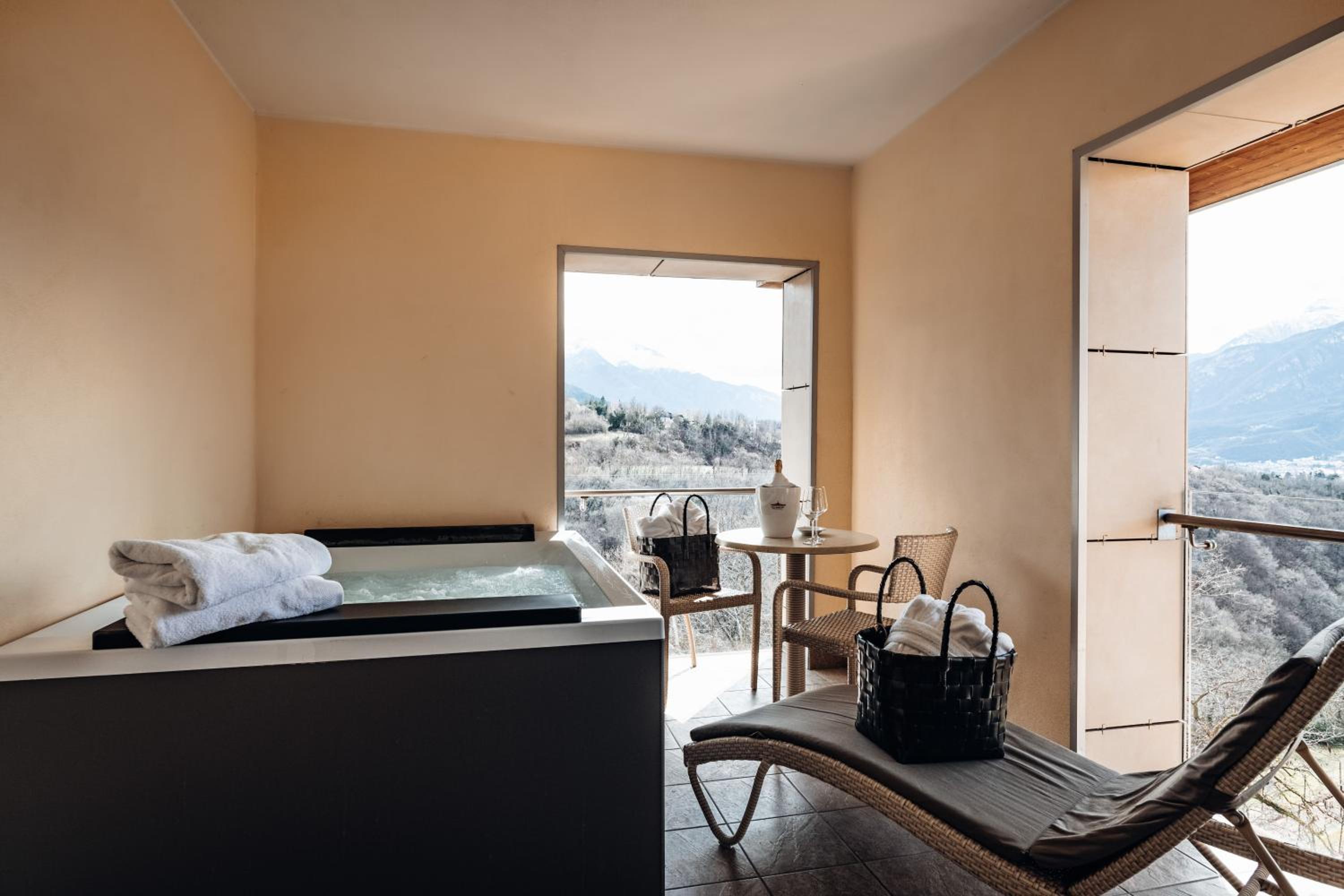 Junior Suite with Spa Bath - Photo 12