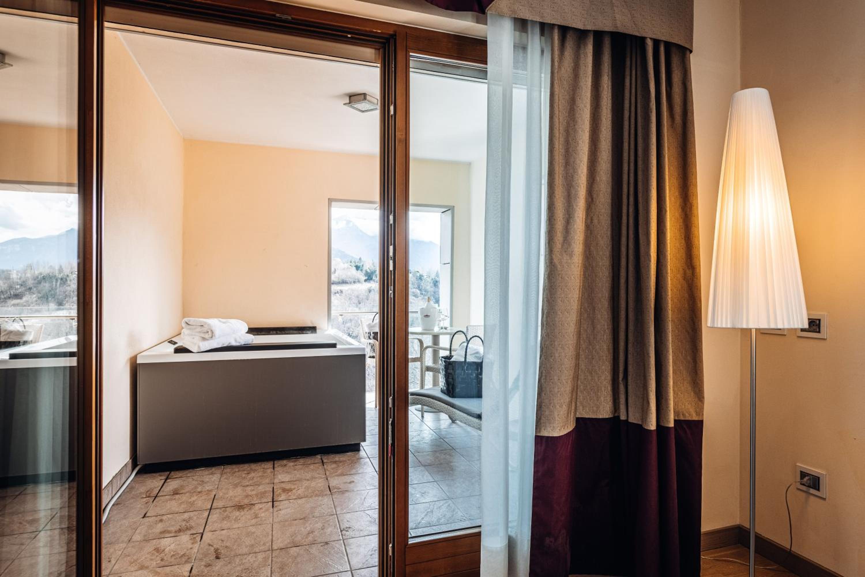 Junior Suite with Spa Bath - Photo 4