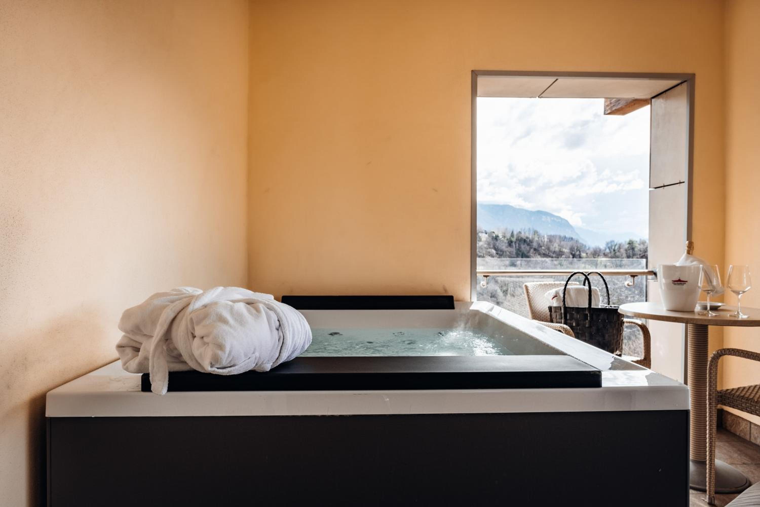 Junior Suite with Spa Bath - Photo 7