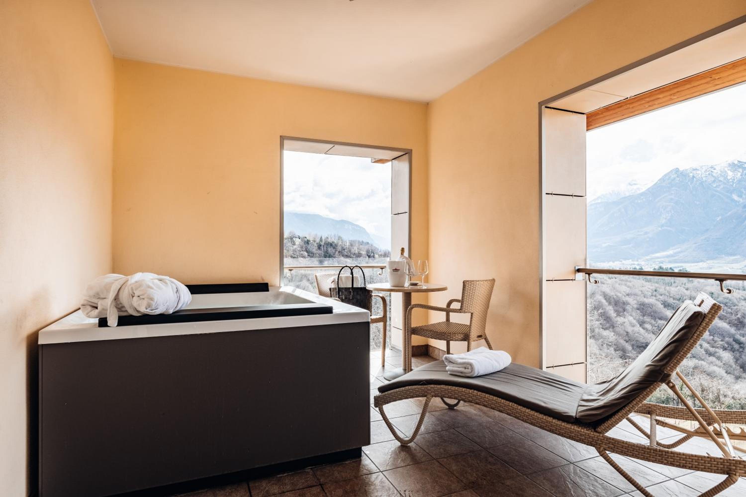 Junior Suite with Spa Bath - Photo 16