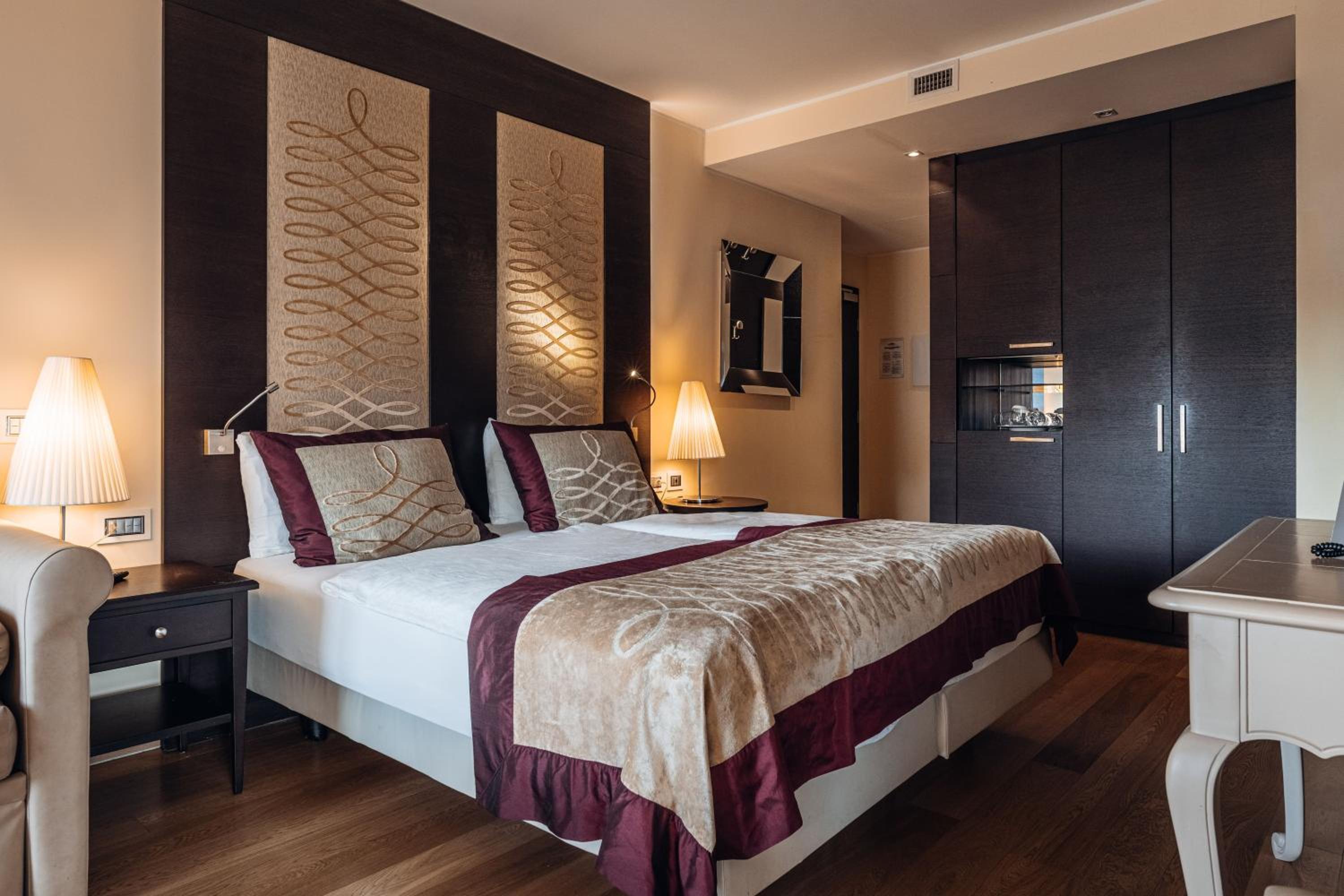 Junior Suite with Spa Bath - Photo 13