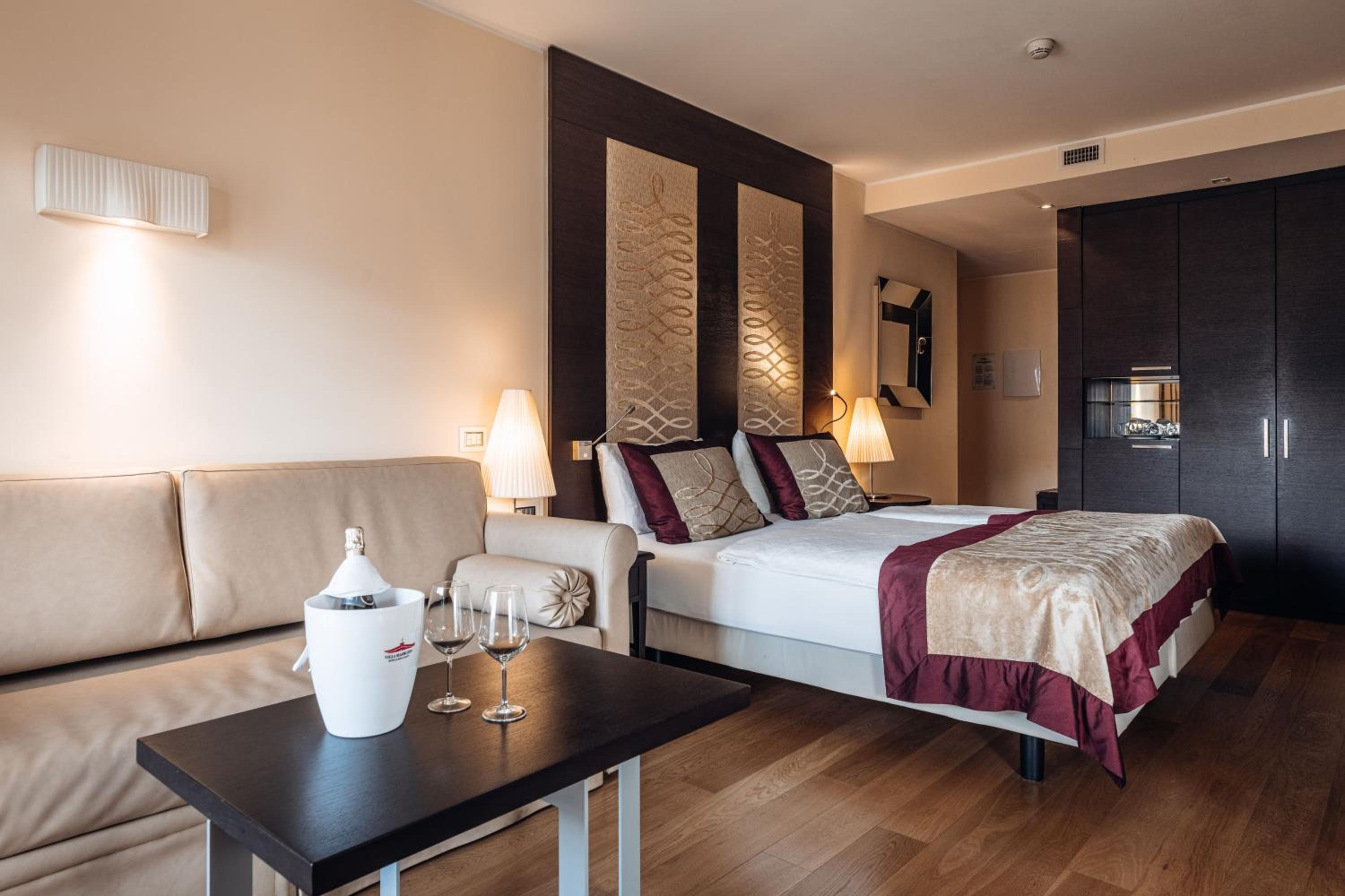 Junior Suite with Spa Bath - Photo 2