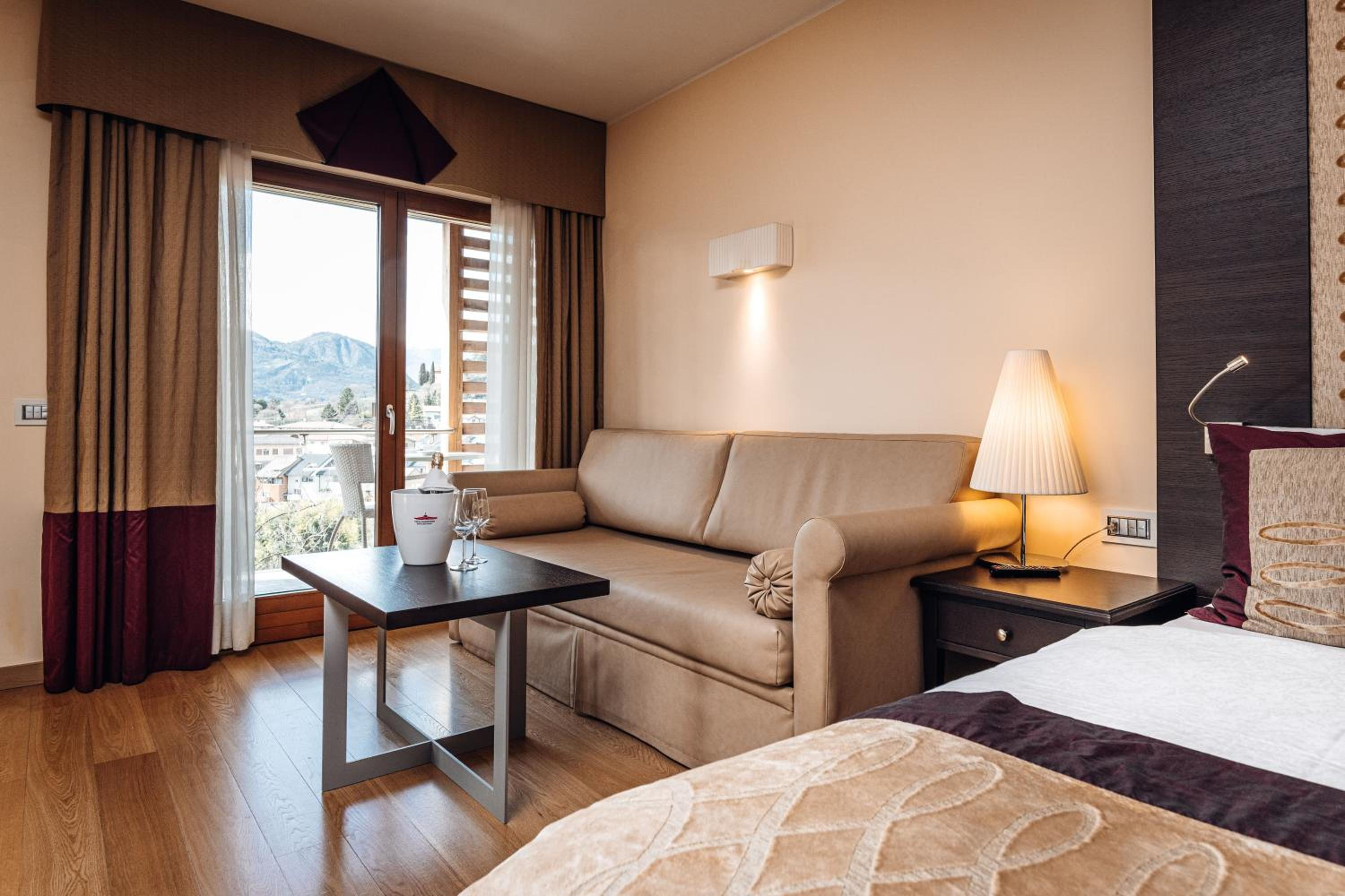Junior Suite with Spa Bath - Photo 3