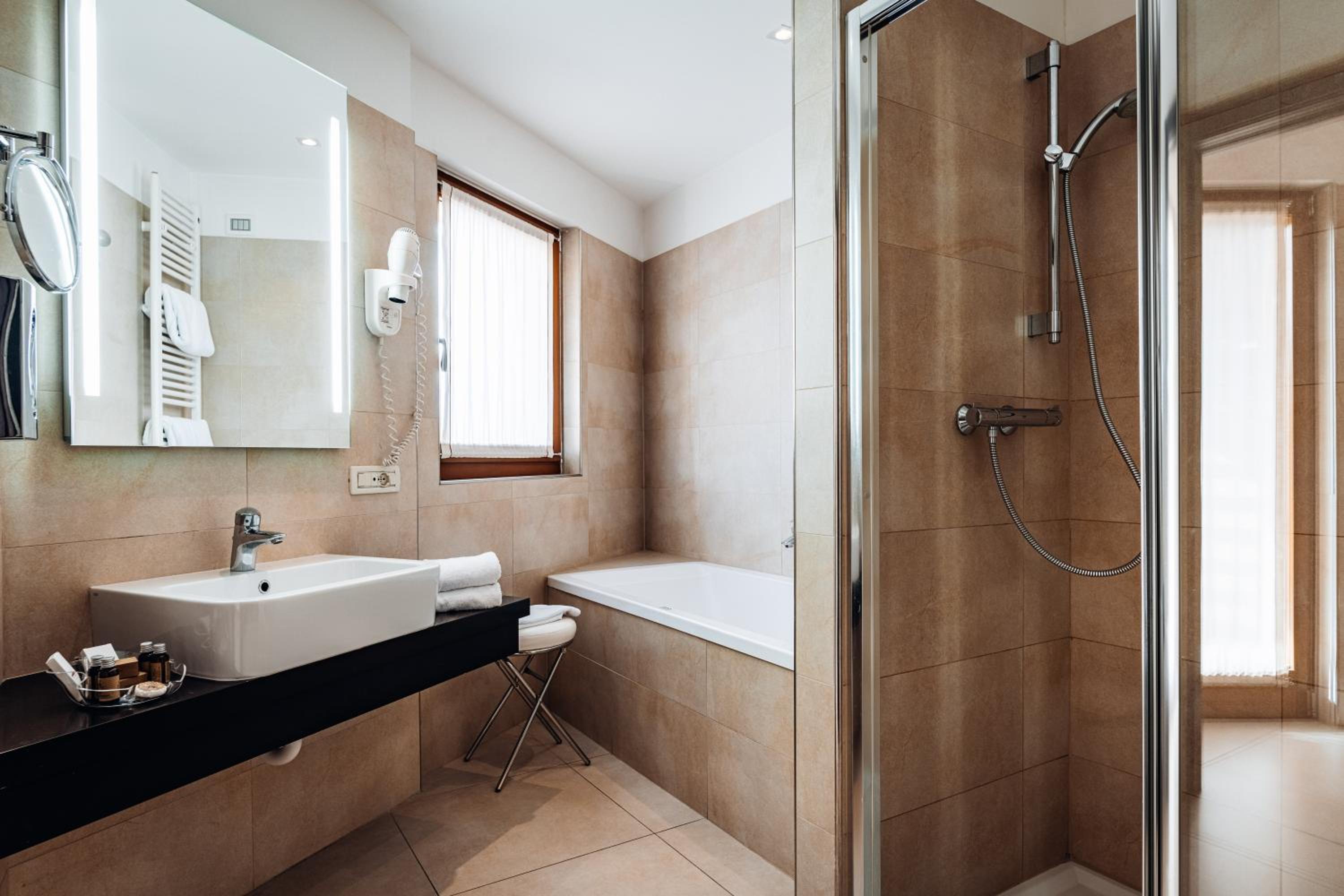 Junior Suite with Spa Bath - Photo 10