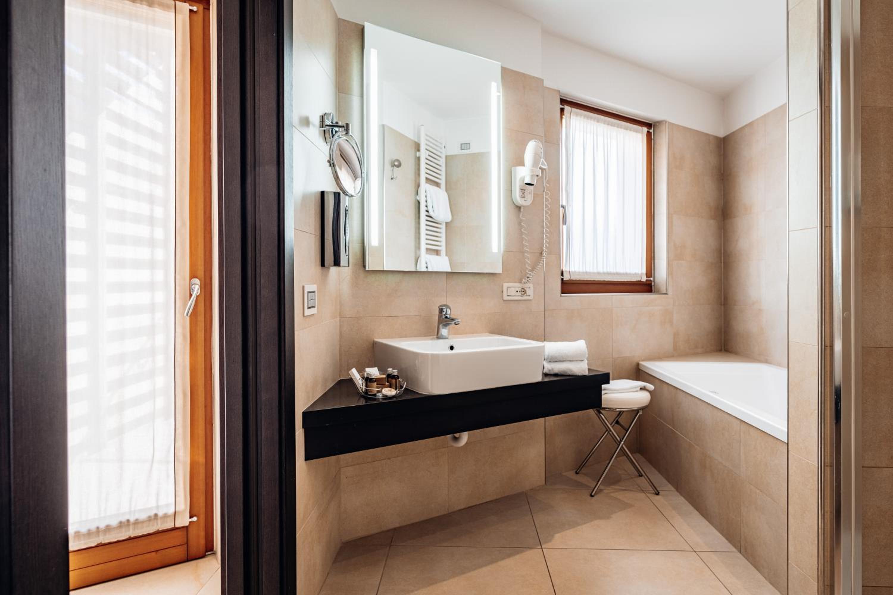 Junior Suite with Spa Bath - Photo 11
