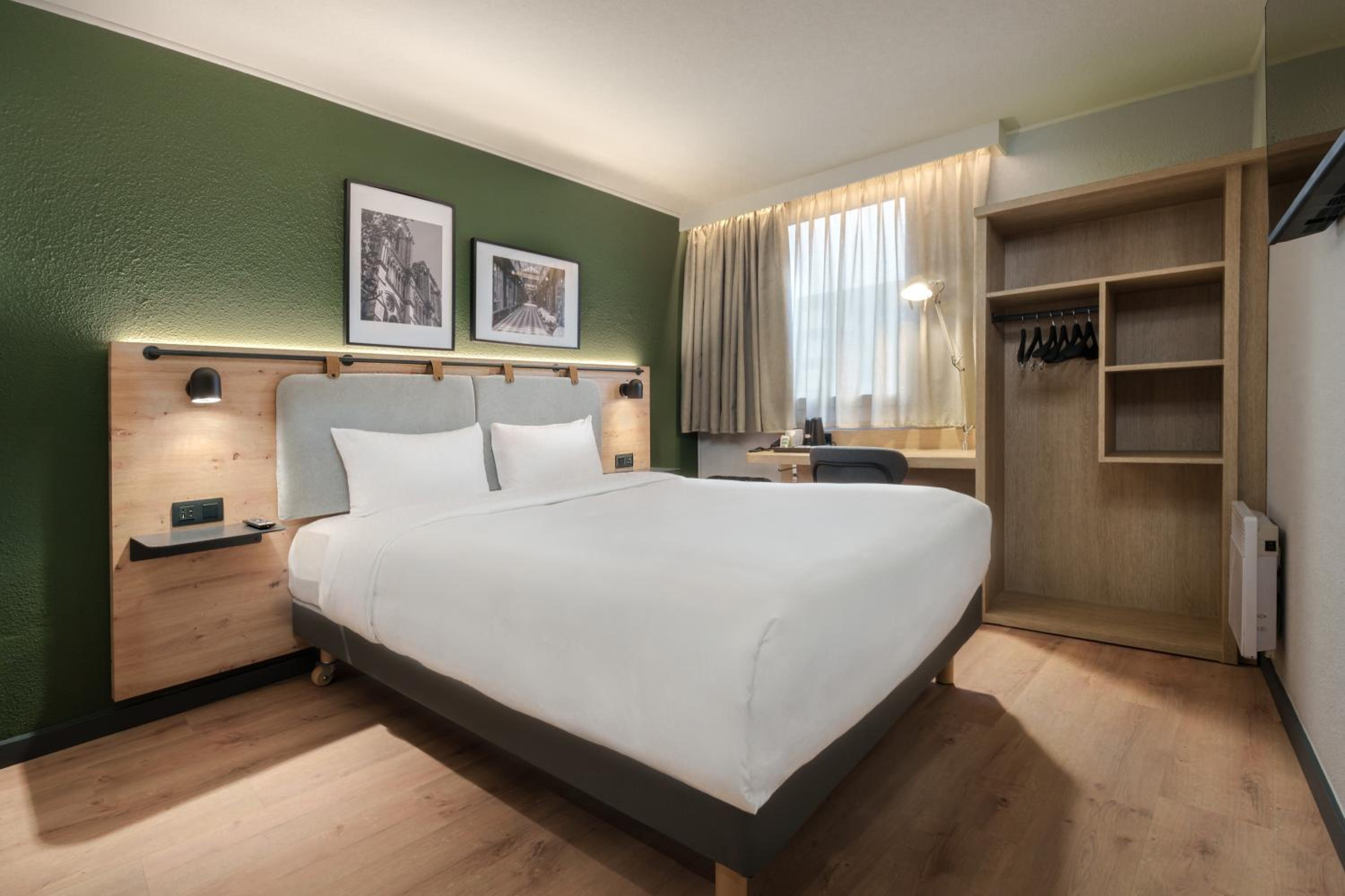 Standard Room - 1 Queen Bed photo 1