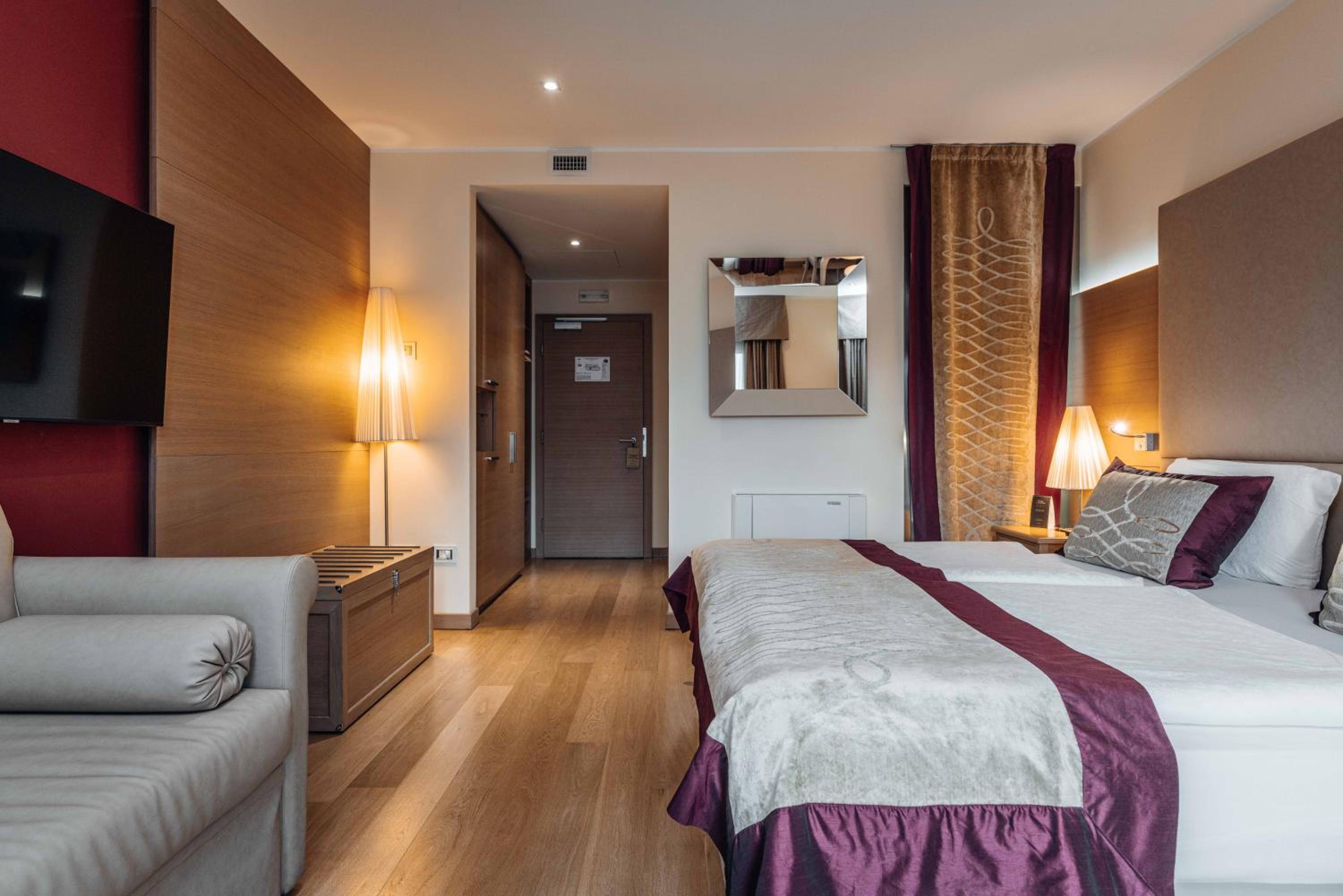 Double Room with Balcony - Photo 3
