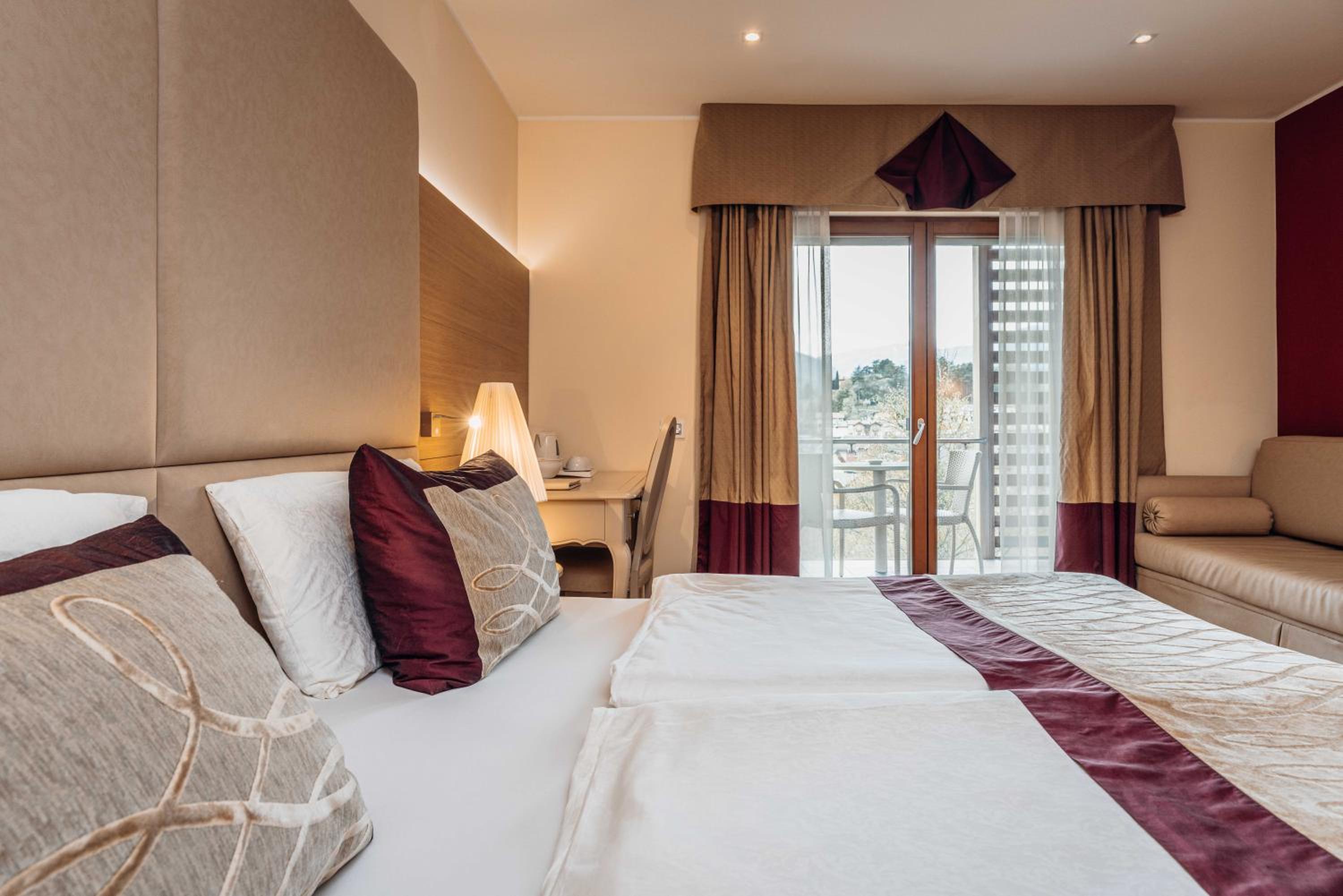 Double Room with Balcony - Photo 6
