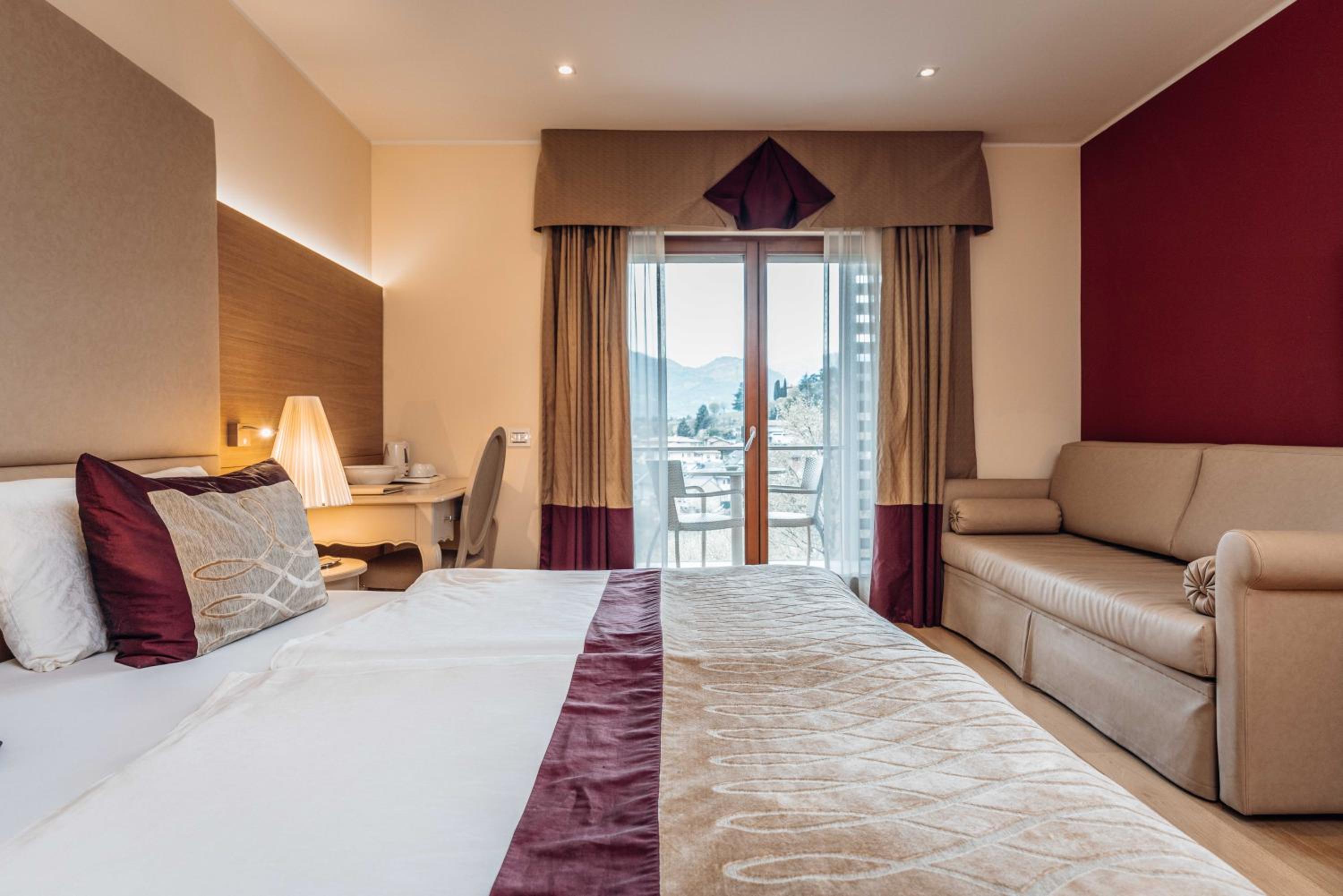 Double Room with Balcony - Photo 4