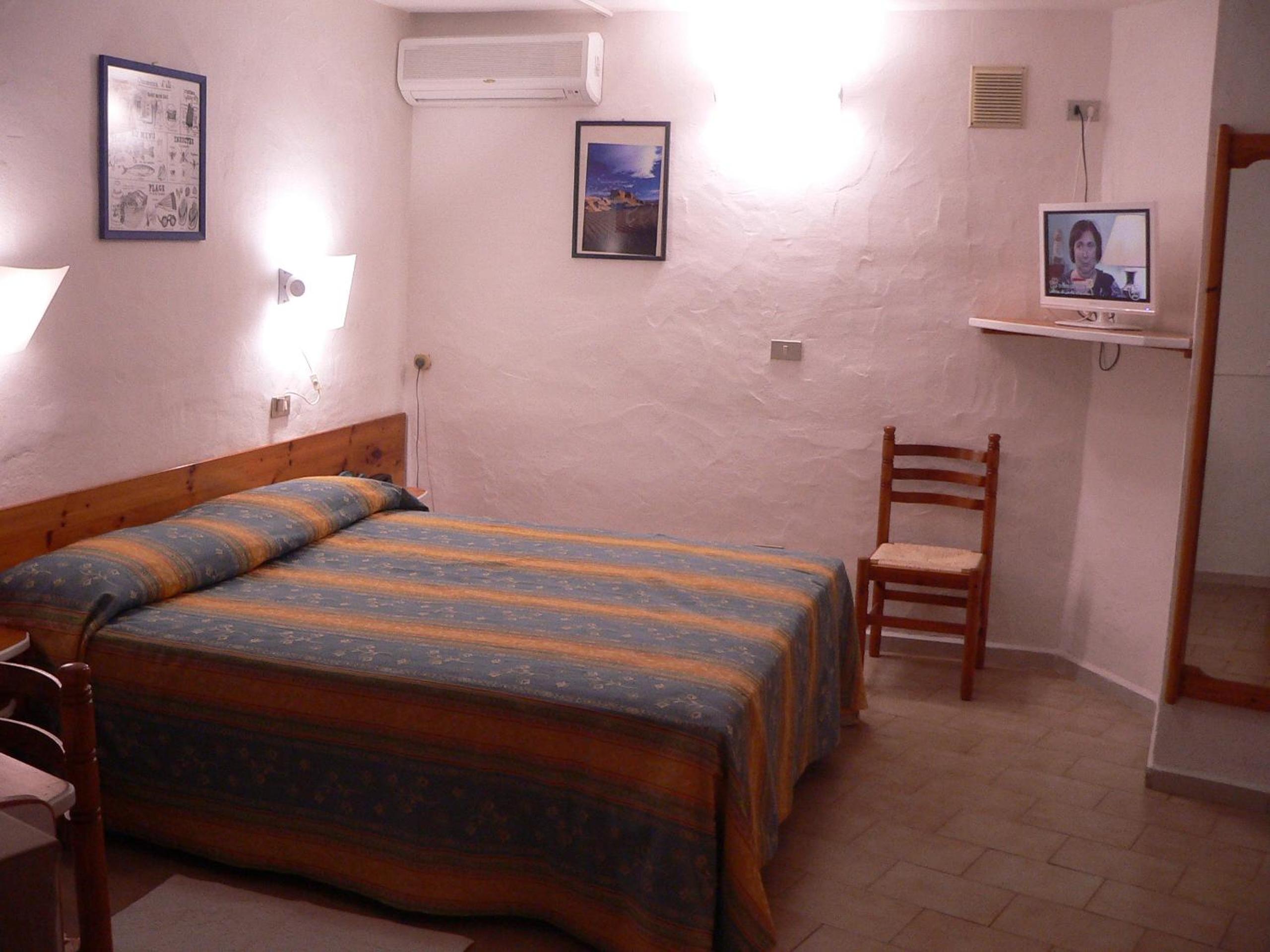 Double or Twin Room with Pool View - Photo 7