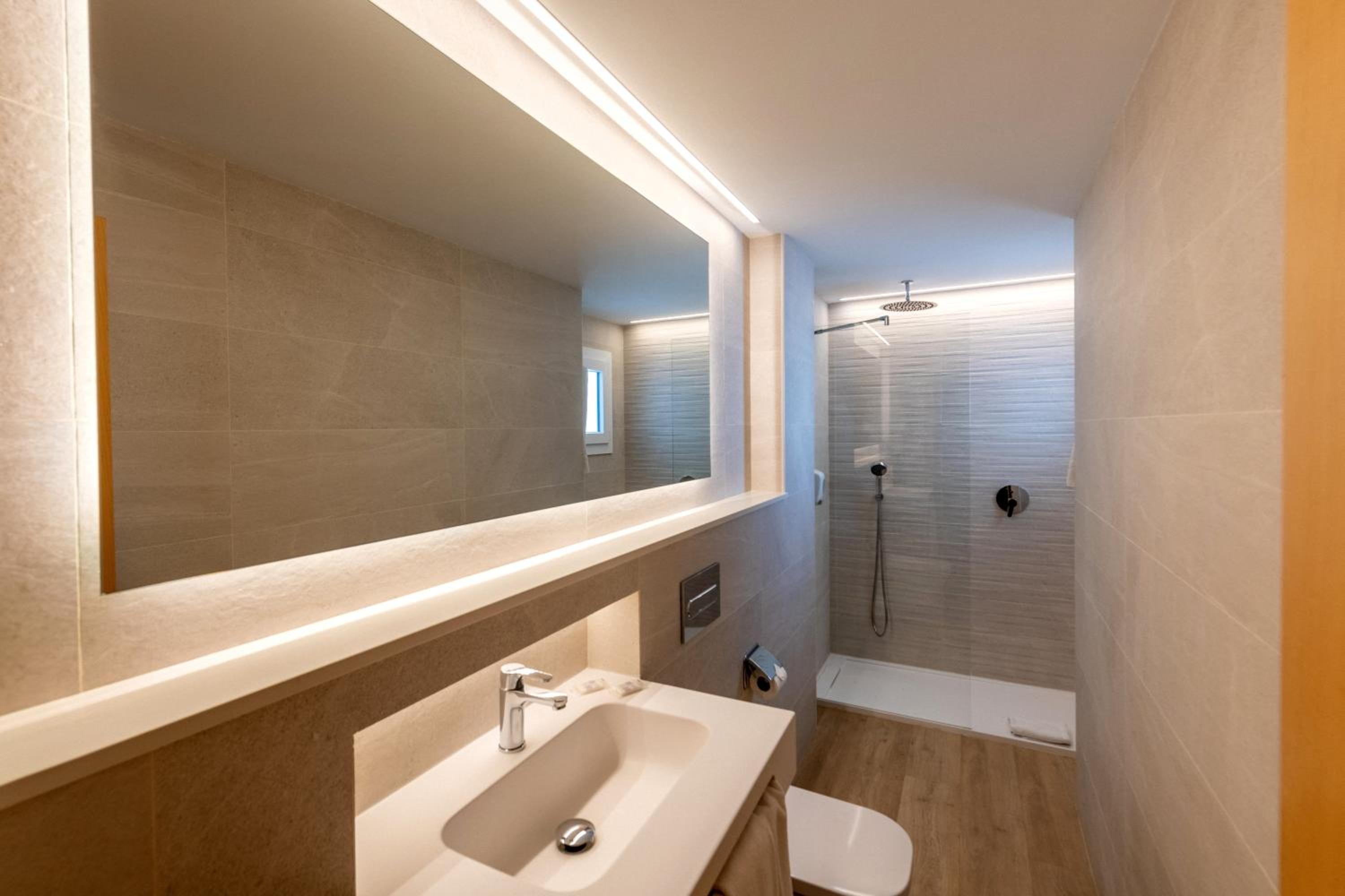 Premium Double Room with Balcony - Photo 8