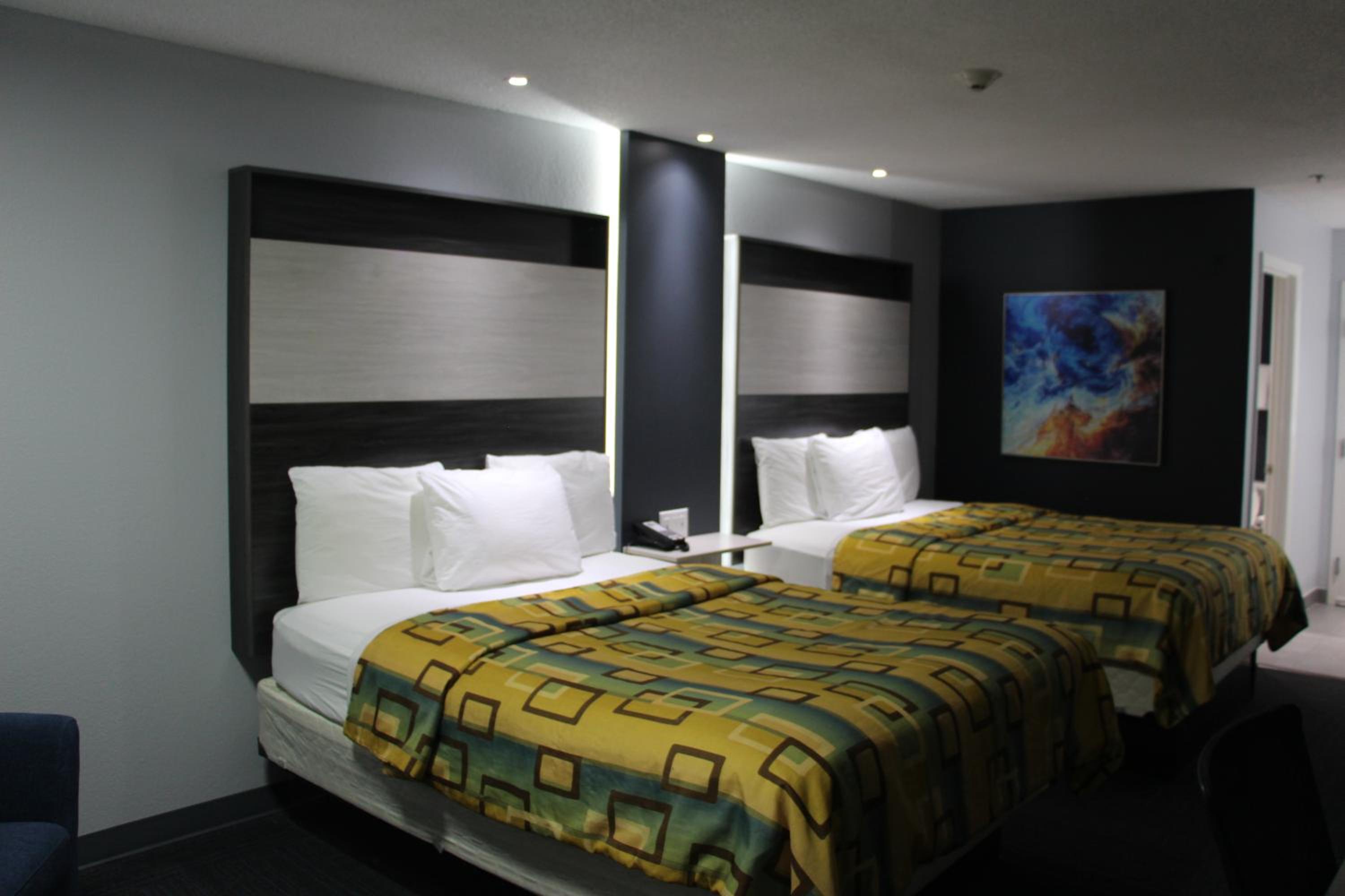 Queen Room with Two Queen Beds - Photo 5