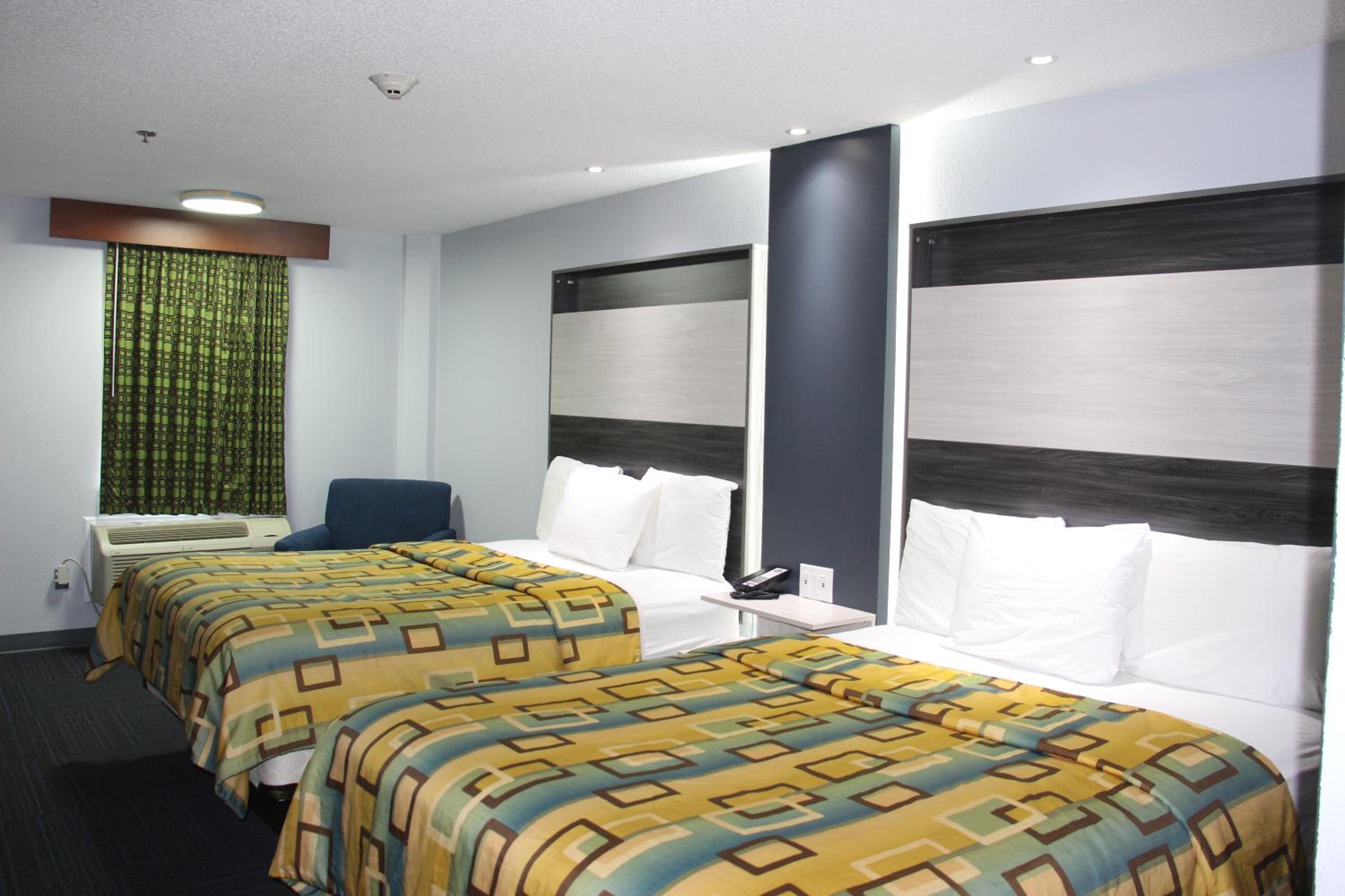 Queen Room with Two Queen Beds - Photo 1