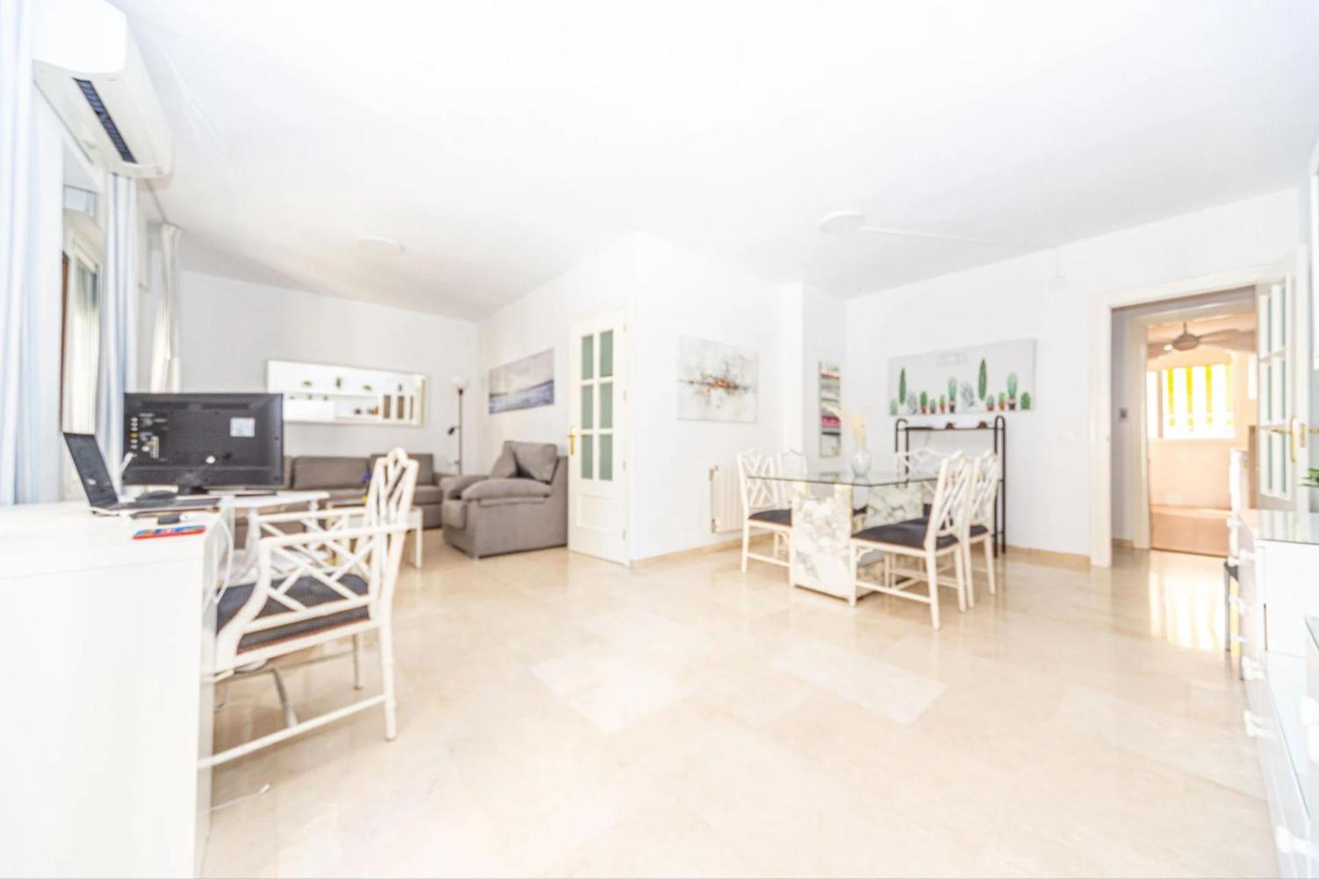 Apartamento de Dos Habitaciones con Balcón