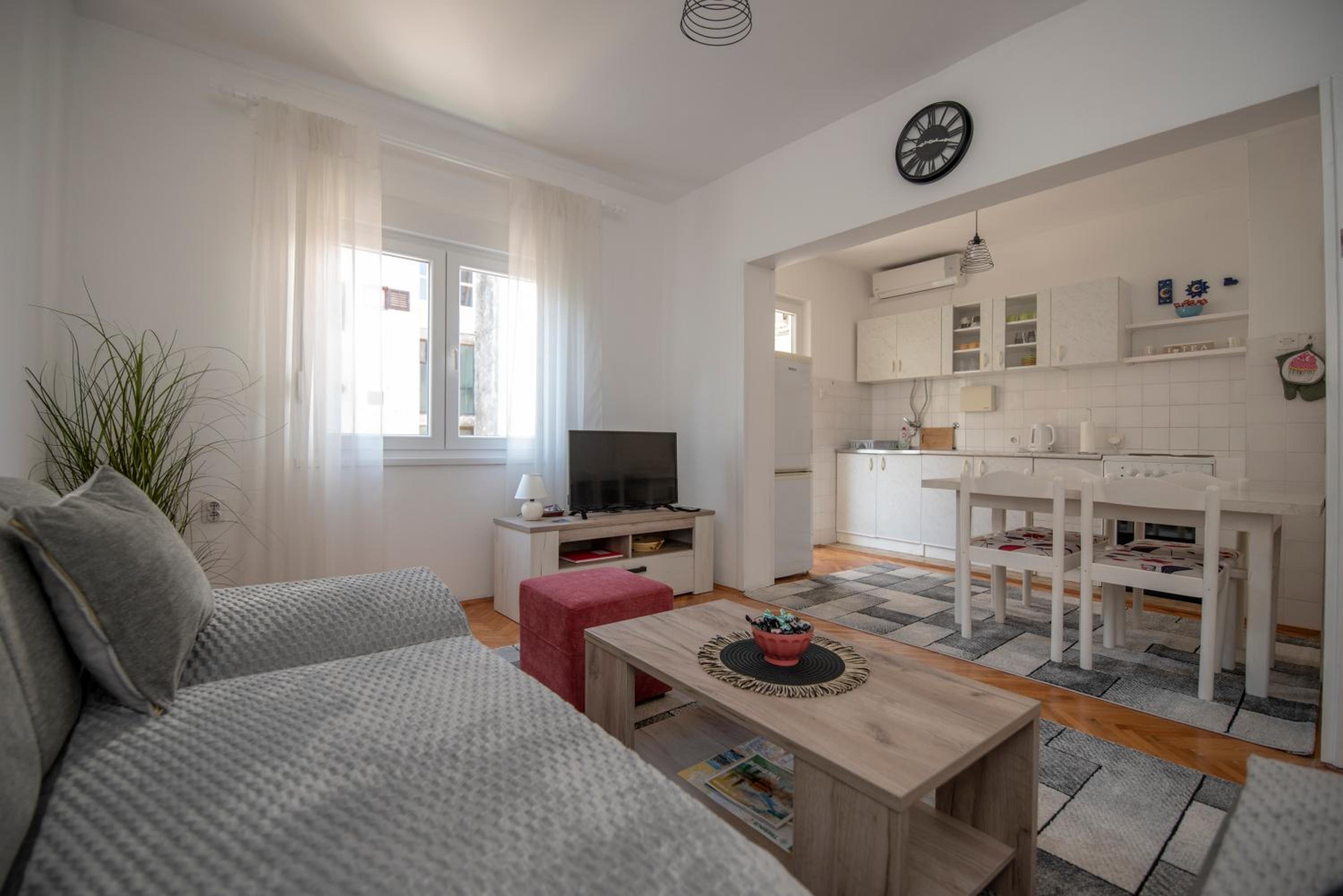 One-Bedroom Apartment photo 3